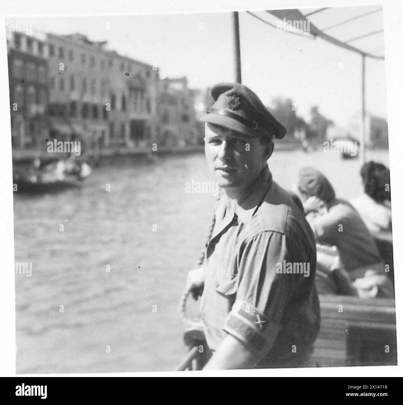 L'autista Walters di Londra gestisce un traghetto a vapore sul Canal grande di Venezia, trasportando passeggeri lungo il canale Foto Stock