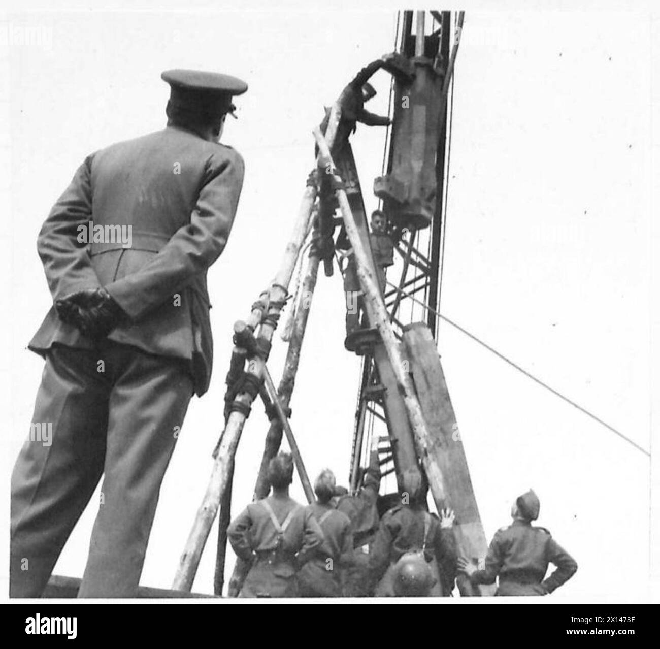 Un macchinista è allestito per costruire un molo di addestramento militare sopra un lago come parte degli esercizi di addestramento ferroviario dell'esercito britannico. Foto Stock