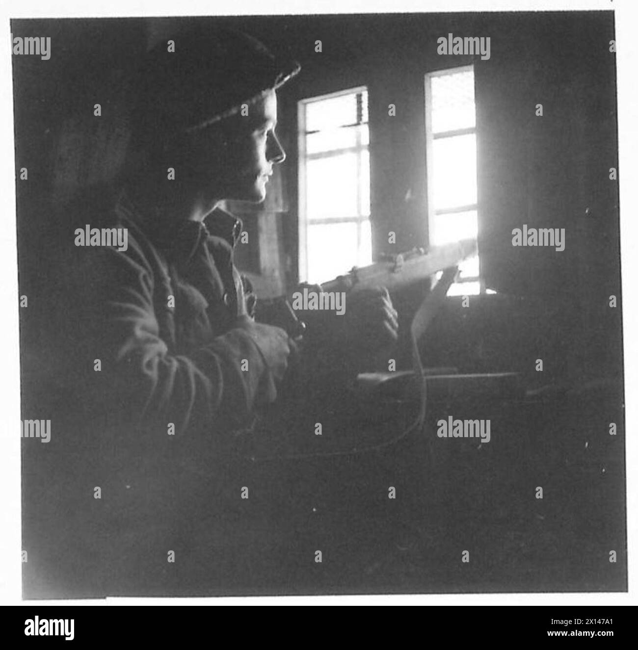 Le posizioni di fanteria in avanti nei pressi di Orsogna, in Italia, includono case convertite in posti di osservazione mentre le trincee crollano sotto neve pesante, con Pte. C. Armit che presiede un belvedere. Foto Stock