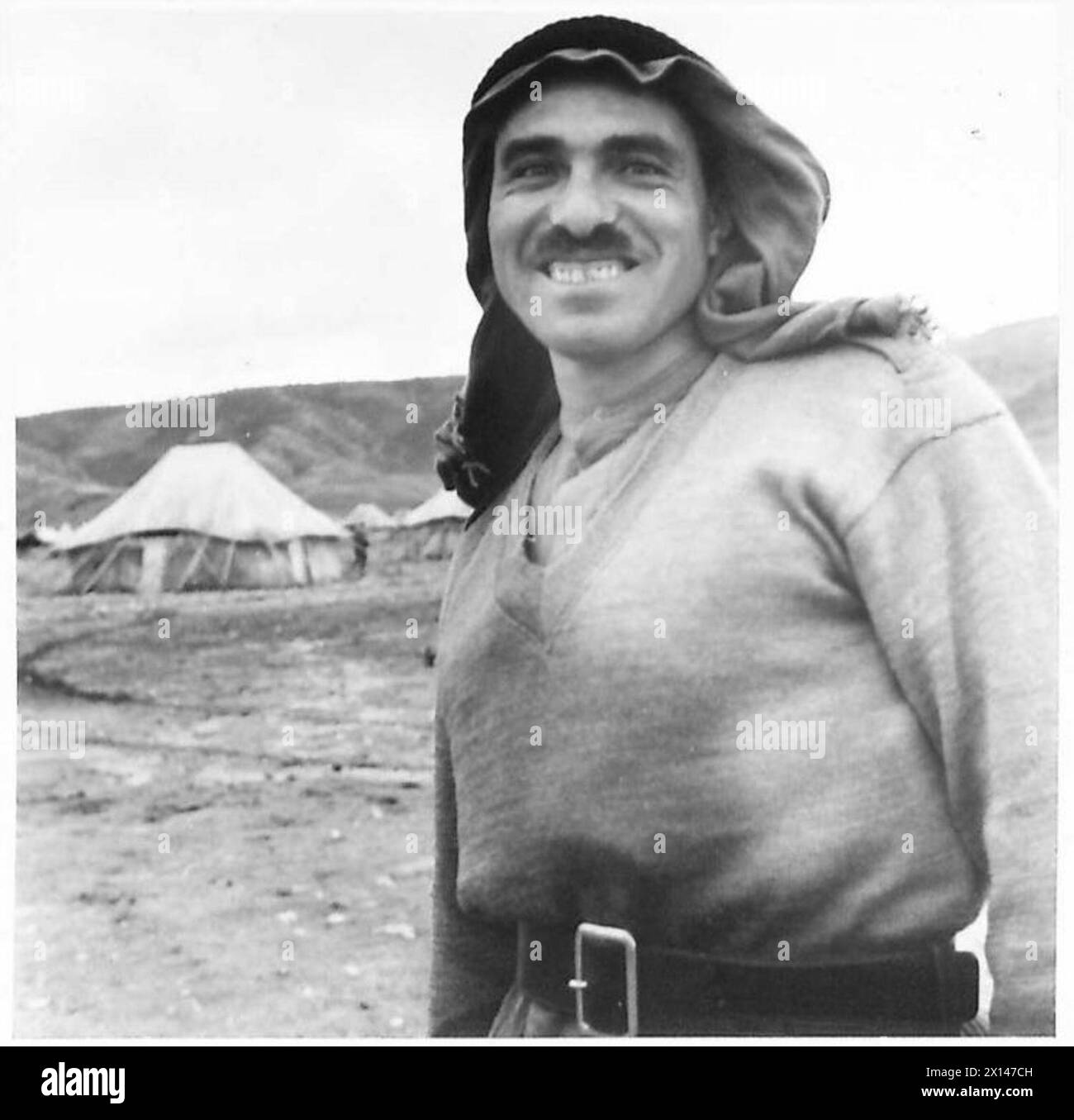 Un membro del Druse Regiment sorride, rappresentando il popolo Druso noto per il canto e le riunioni sociali. Foto Stock