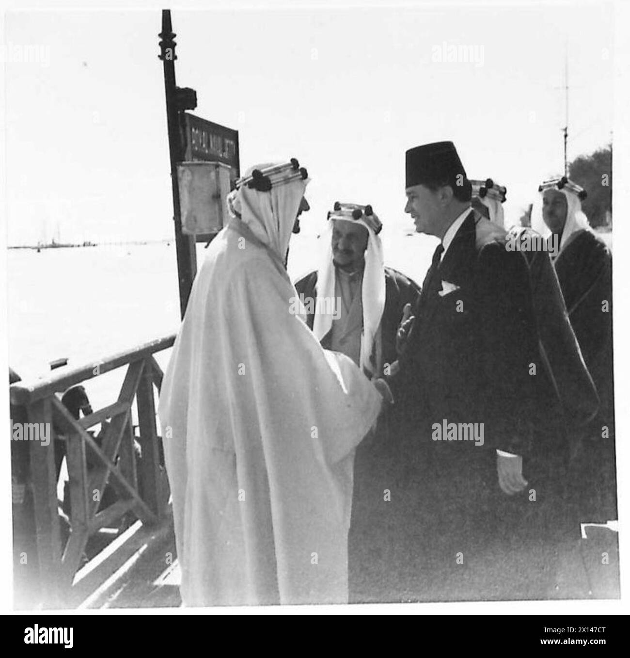 L'emiro Mansur bin 'Abd al-'Aziz viene formalmente accolto dal Governatore di Suez durante un tour ufficiale. Foto Stock