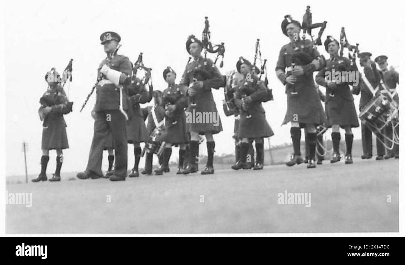 La banda di pipa dei Royal Irish Fusiliers pareggia durante un evento cerimoniale nel servizio dell'esercito britannico. Foto Stock