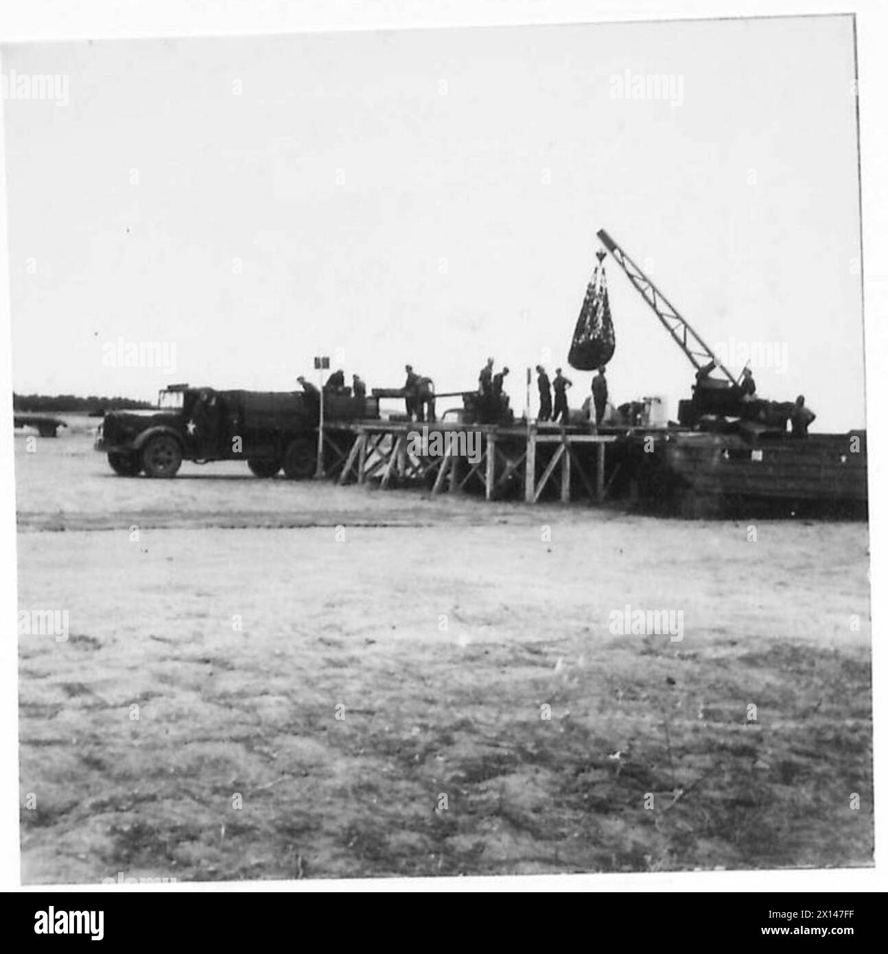 I Dukws a Mulberry B gestiscono circa 2.700 tonnellate al giorno, caricando e scaricando rifornimenti durante le operazioni dell'esercito britannico. Foto Stock