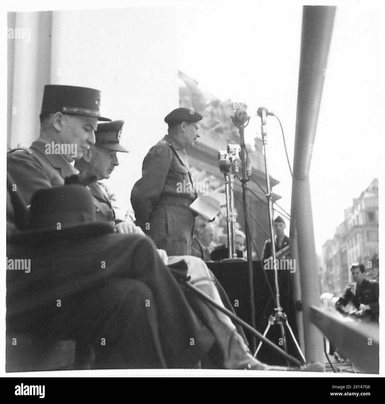 Il feldmaresciallo Bernard Montgomery, Comandante del 21st Army Group britannico, partecipa all'inaugurazione della mostra di Parigi a fianco della RT. Duff Cooper, l'ambasciatore britannico in Francia, e il generale francese Koenig. L'evento segna un momento significativo di cooperazione alleata e il ripristino della vita culturale a Parigi dopo la sua liberazione. Foto Stock