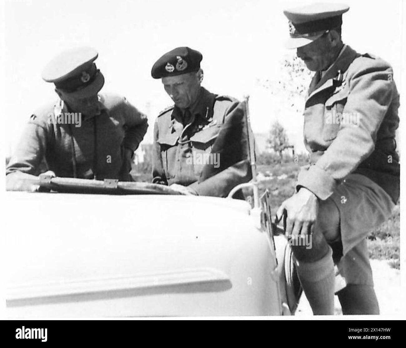 Il generale Montgomery tiene una conferenza con i comandanti del corpo a Sfax per pianificare le operazioni militari durante la seconda guerra mondiale Foto Stock