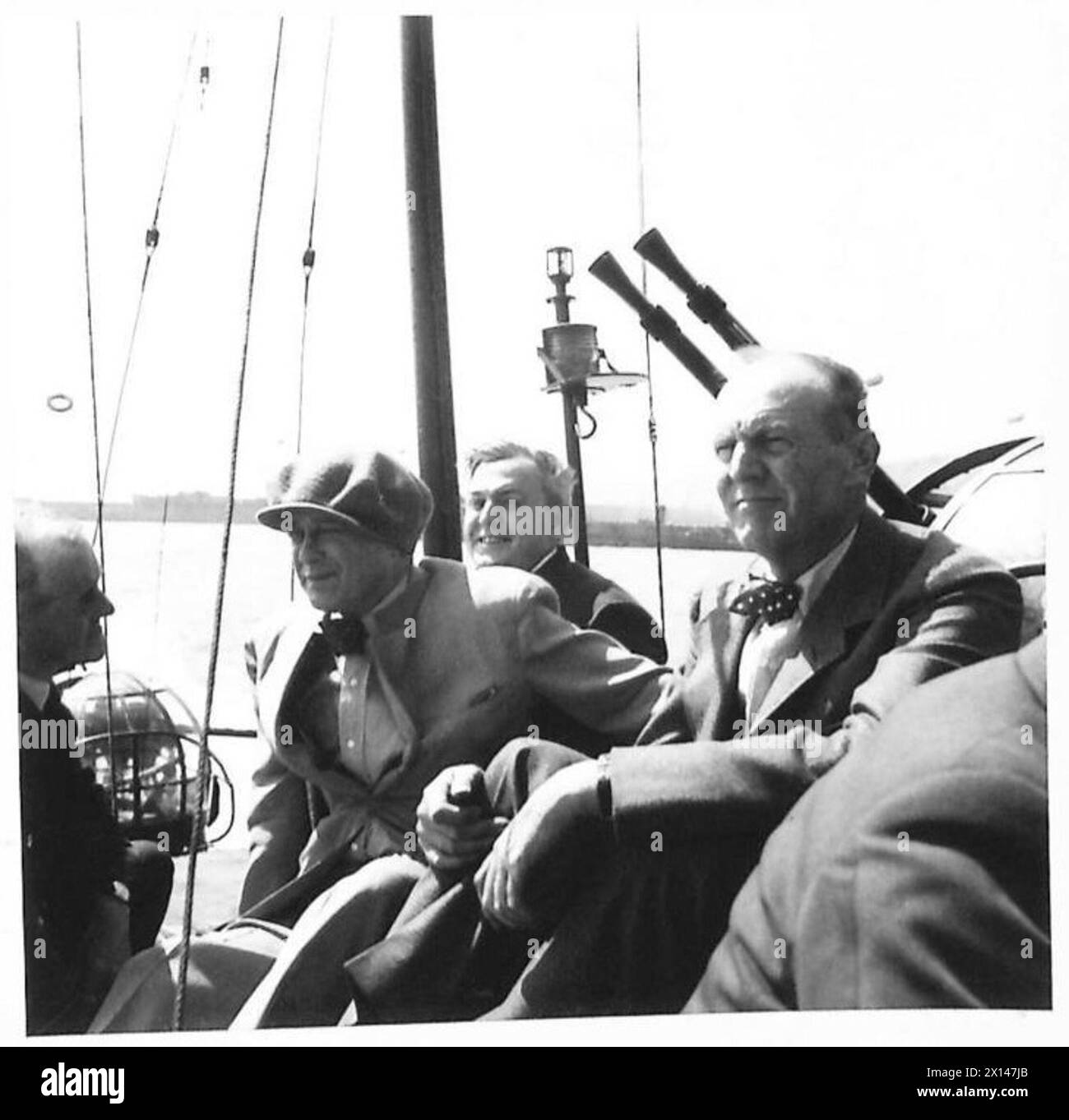 I visitatori americani John Balderstone, Basil Walters e Robert McClean sono a bordo di un lancio RAF Air/Sea Rescue a dover. Foto Stock I visitatori americani John Balderstone, Basil Walters e Robert McClean sono a bordo di un lancio RAF Air/Sea Rescue a dover. Foto Stock