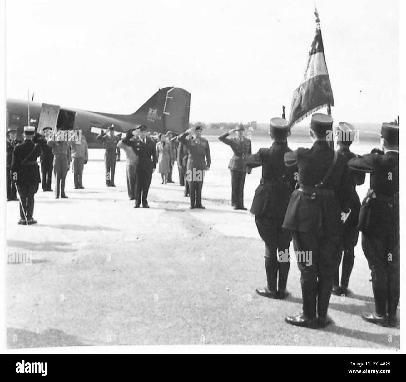 Il feldmaresciallo Montgomery e il generale Koenig salutano mentre viene suonato l'inno nazionale, British Army, 21st Army Group. Foto Stock