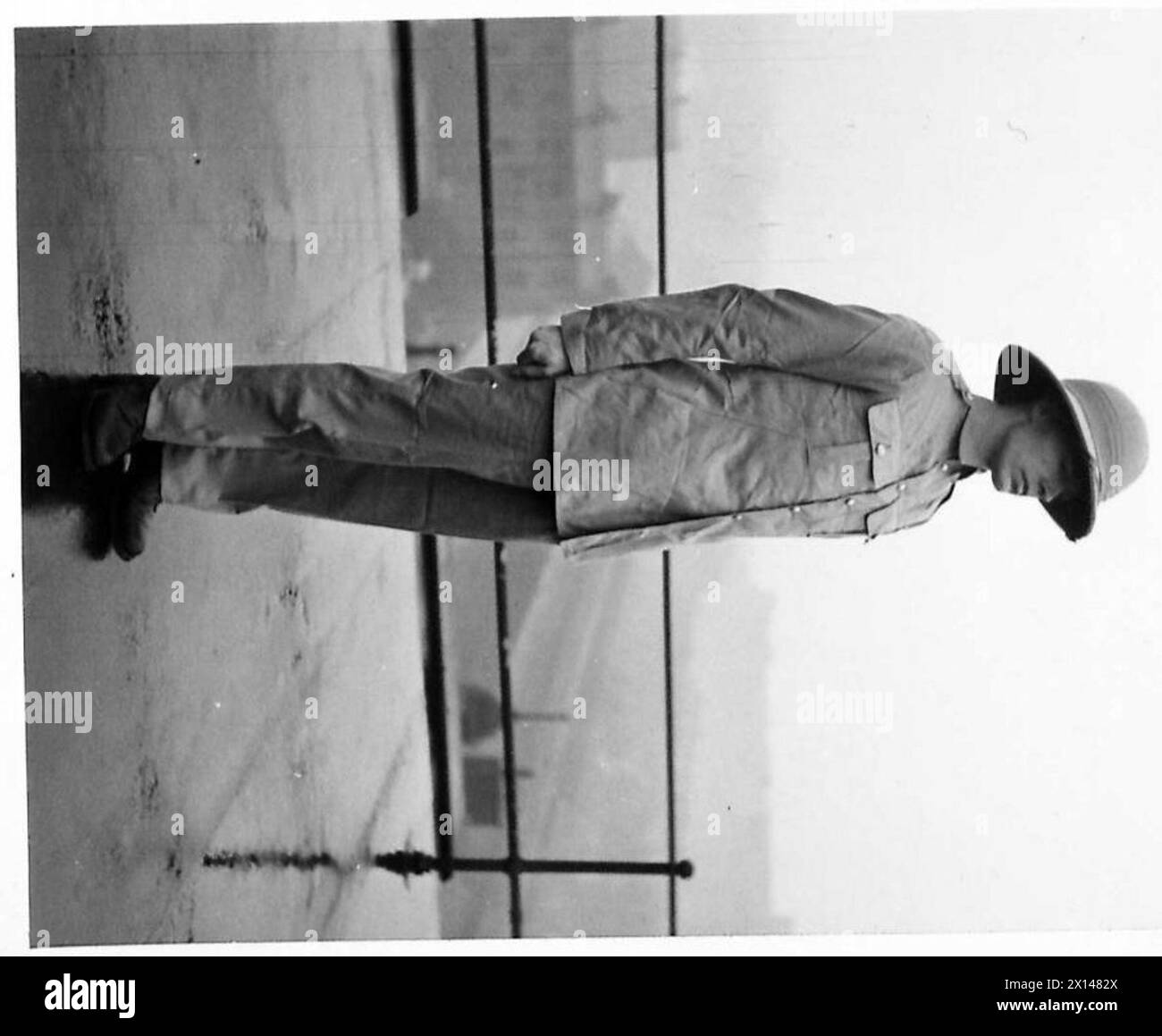 Un soldato indossa un abito da battaglia tropicale emesso per il dispiegamento all'estero Foto Stock