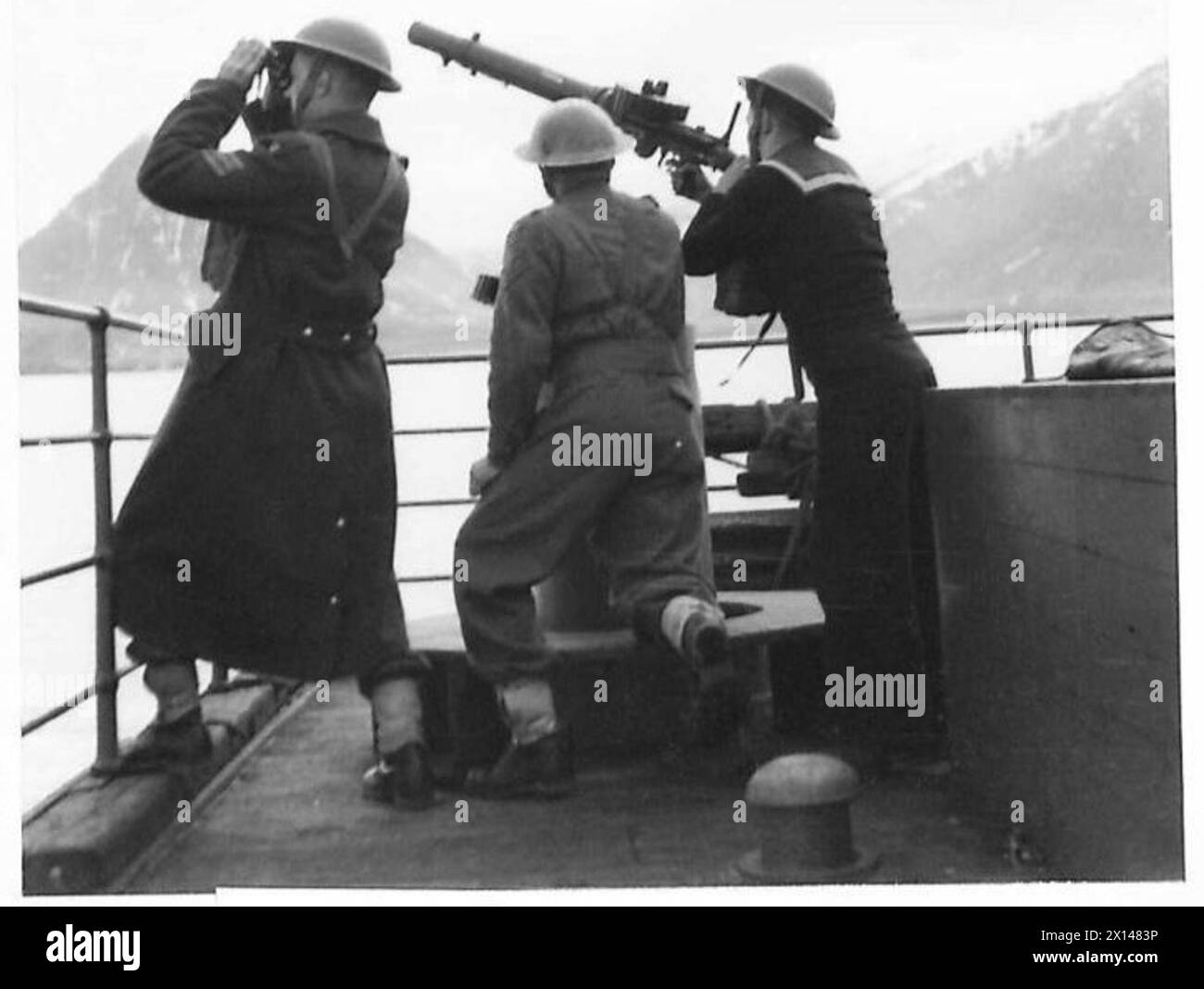 Le truppe britanniche in Islanda hanno un cannone Lewis a bordo di una portaerei per la protezione antiaerea. Foto Stock