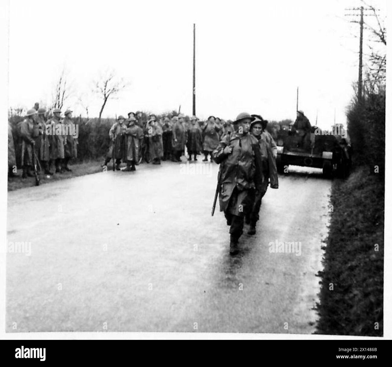 DUE DIVISIONI IN Una FINTA BATTAGLIA - truppe che si raccolgono dopo aver catturato una posizione e in attesa di fare un'ulteriore avanzata. D.C.L.I. a Park Corner, Dorset British Army Foto Stock