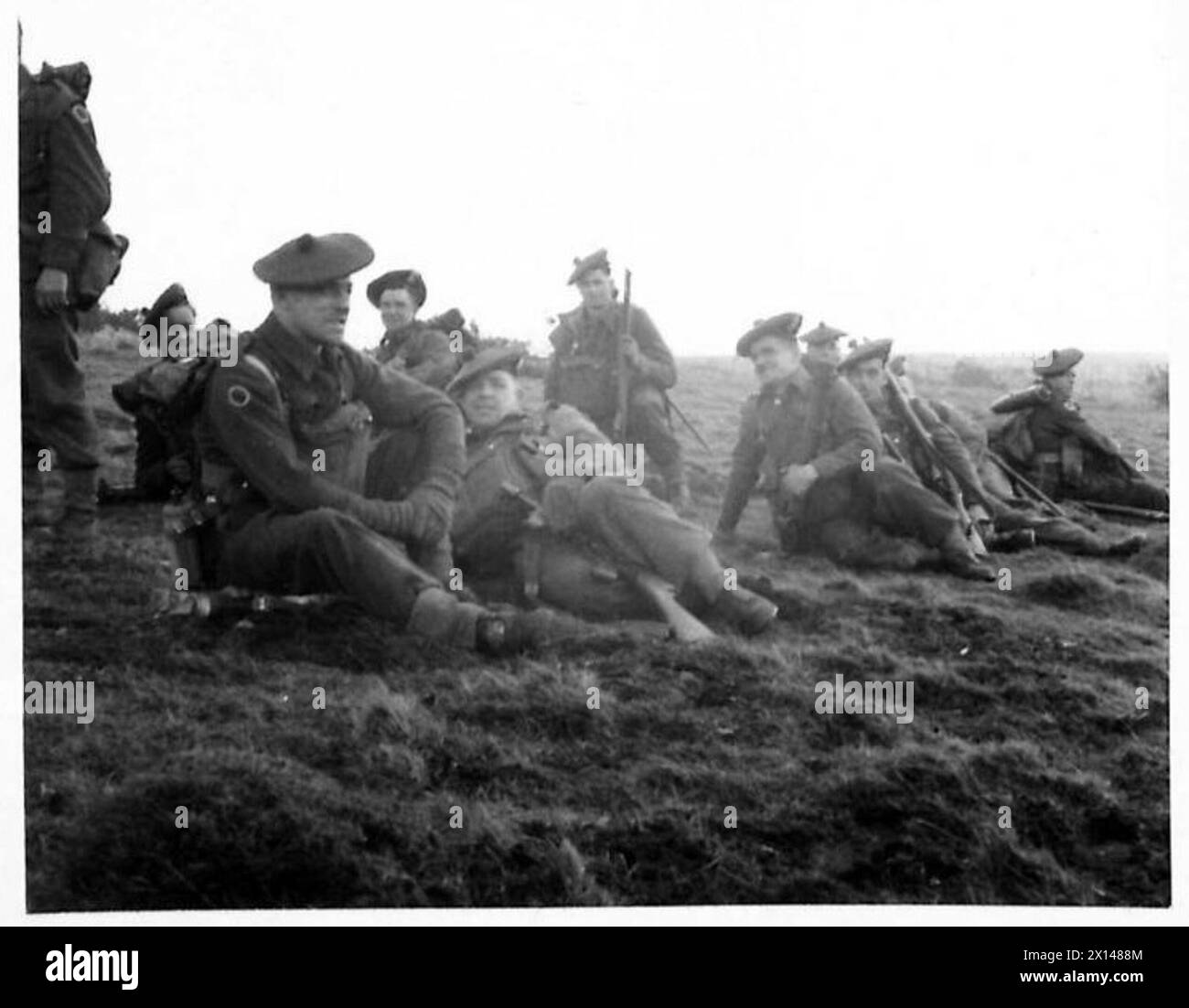 Gli uomini dei Royal Scots Fusiliers riposano sulle South Downs durante un'esercitazione di paracadute a Chanctonbury Hill nel Sussex, sotto l'area del 4th Corps. Foto Stock
