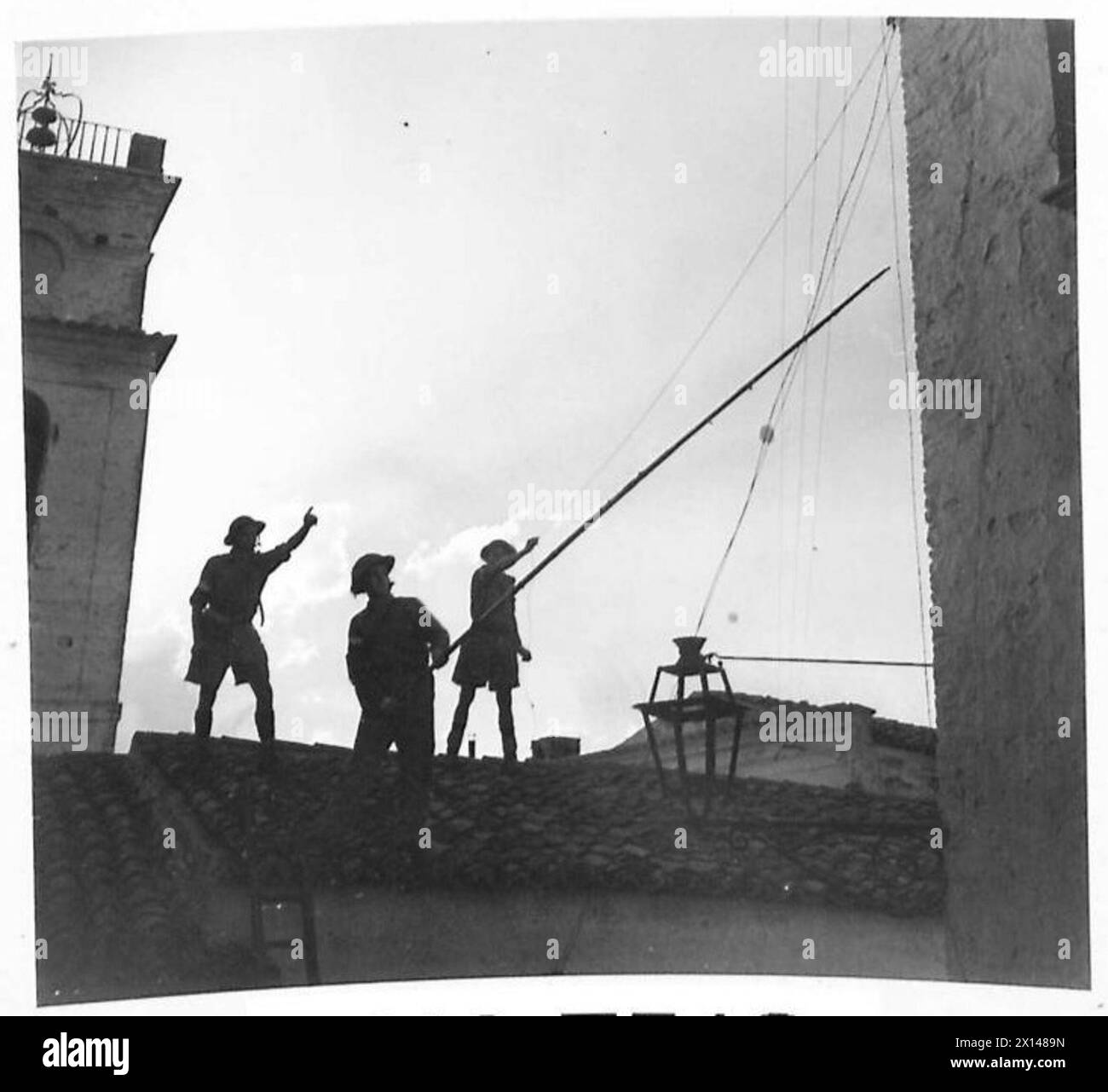 CON L'OTTAVO ESERCITO IN ITALIA ROOFTOP LINESMEN - il Royal segnala i linesmen al lavoro British Army Foto Stock