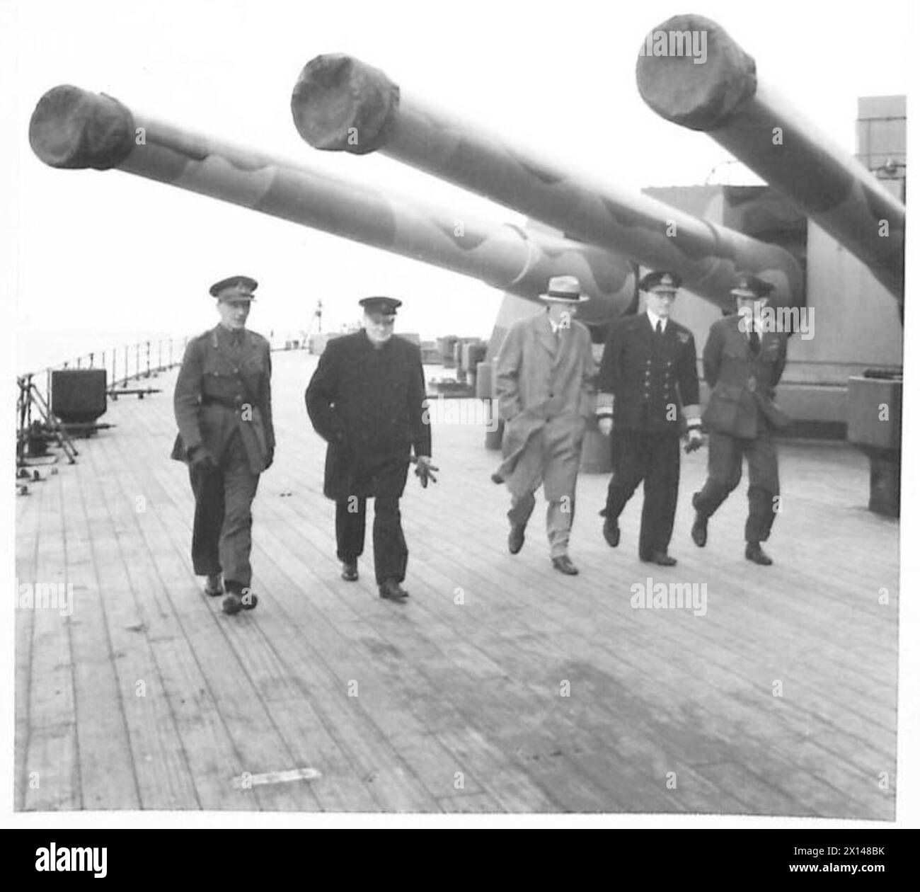 IL PRIMO MINISTRO E IL PARTITO IN VIAGGIO ATTRAVERSO L'ATALANTIC PER INCONTRARE IL PRESIDENTE ROOSEVELT - sul ponte di un quarto della HMS Prince of Wales, il generale Sir John Dill (CIGS); il primo ministro; Harry Hopkins, ammiraglio Sir Dudley Pound (First Sea Lord) e Air Chief Marshal Sir Wilfred Freeman (Vice Chief Air Chief) British Army Foto Stock