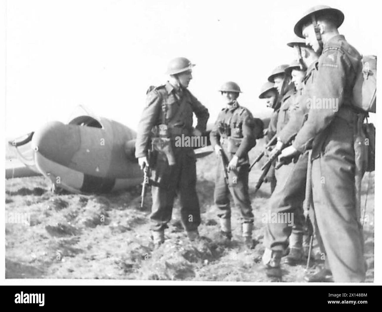 I membri della Divisione aviotrasportata dei fucili R. Ulster dimostrano atterraggi con paracadute da un aliante a otto posti e mostrano le loro armi automatiche Sten. Foto Stock