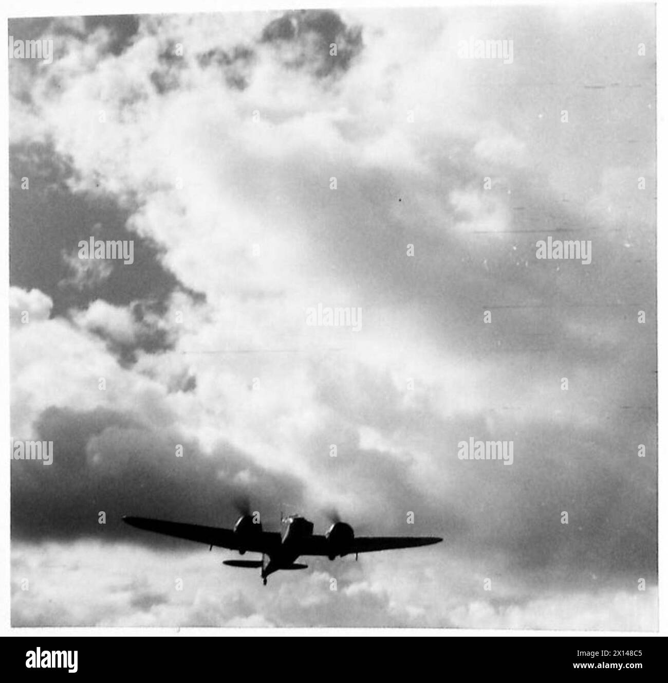 Gli aerei Blenheim Mk.IV equipaggiati con sirene eseguono esercitazioni di bombardamento subacqueo presso la Battle Training School per testare le risposte delle truppe Foto Stock