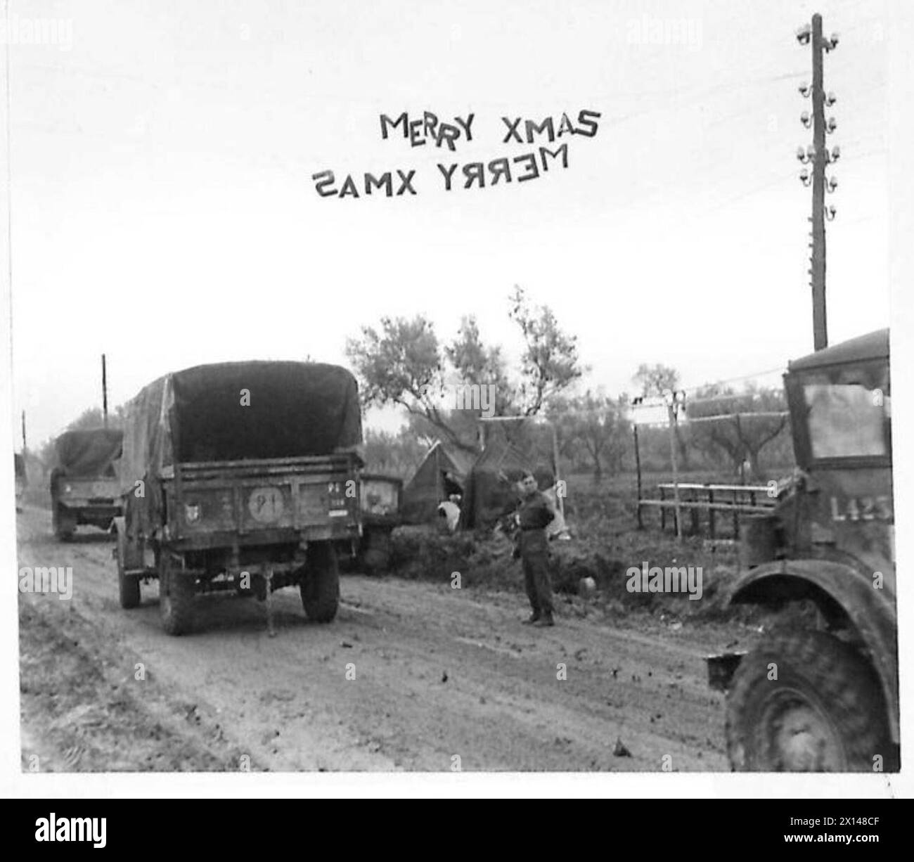 Il personale No.2 Canadian Army Service Corps scambia i saluti natalizi vicino a San Vito sul fronte canadese dell'Ottava Armata, documentato dall'esercito britannico. Foto Stock