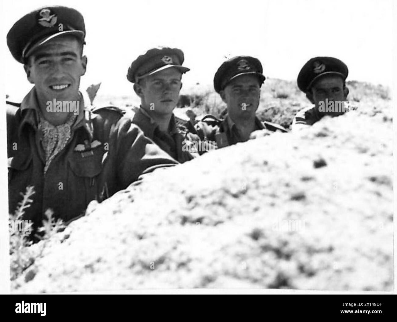 Aviatori di uno squadrone del deserto, tra cui P/o Usher, Lieut. Wells, P/o Henley e Sq/LDR Wade visitano la prima linea a nord di Envidaville durante le fasi finali della campagna Foto Stock