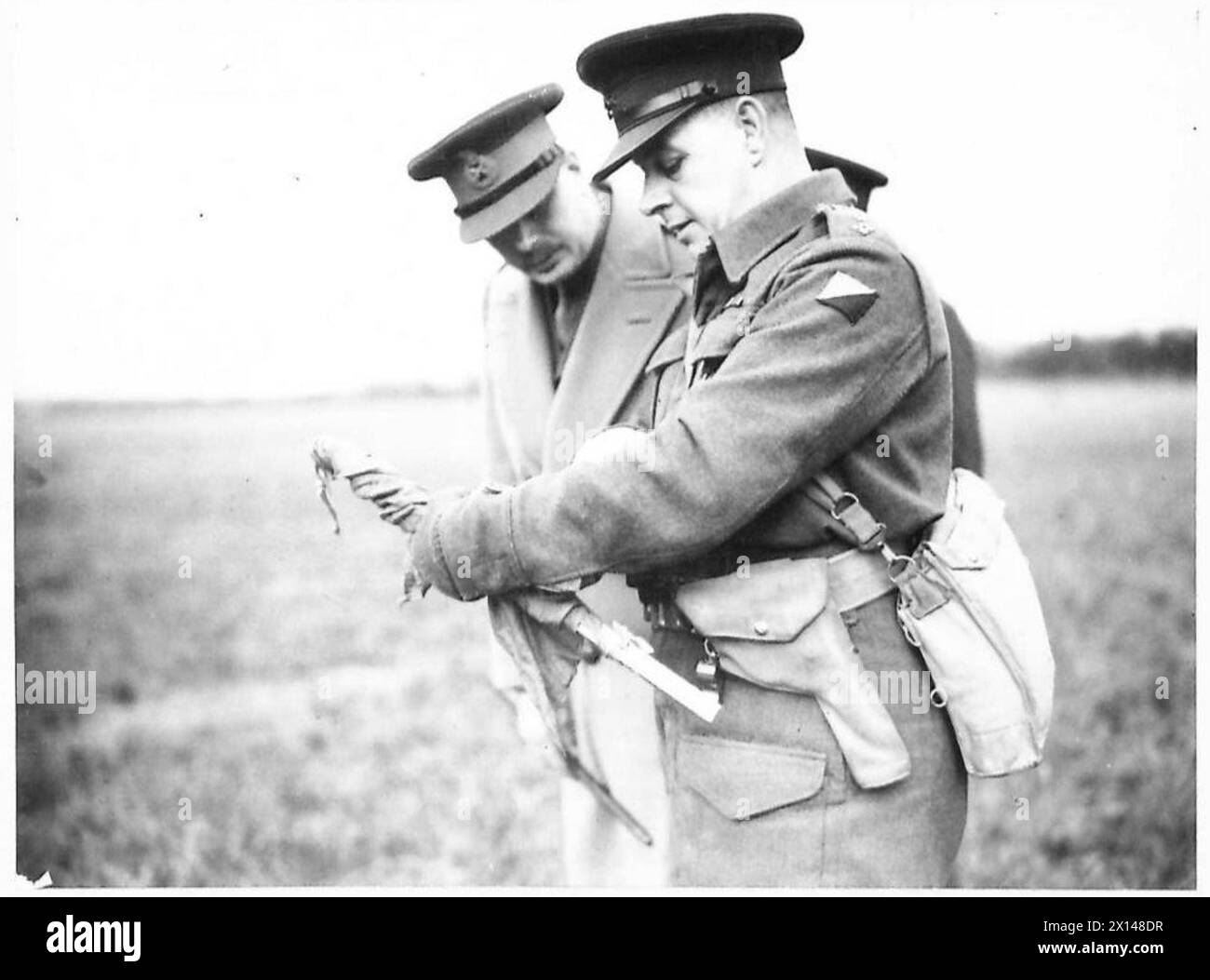Il duca di Gloucester osserva un'esercitazione militare nell'Anglia orientale durante una visita formale. Foto Stock