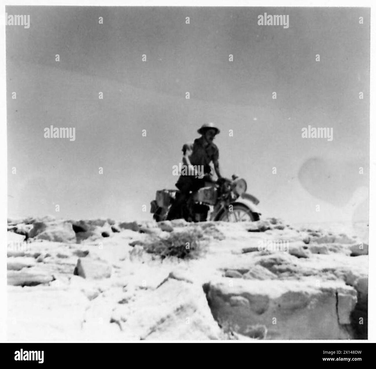 Un postino del deserto dell'esercito britannico consegna lettere e pacchi alle truppe in moto, navigando su terreni accidentati che richiedono abilità. Foto Stock