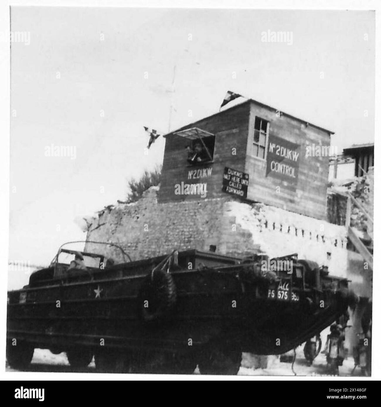 I Dukw sono utilizzati per caricare e scaricare rifornimenti a Mulberry B, maneggiando circa 2.700 tonnellate al giorno durante l'assegnazione speciale TN5, British Army, 21st Army Group. Foto Stock