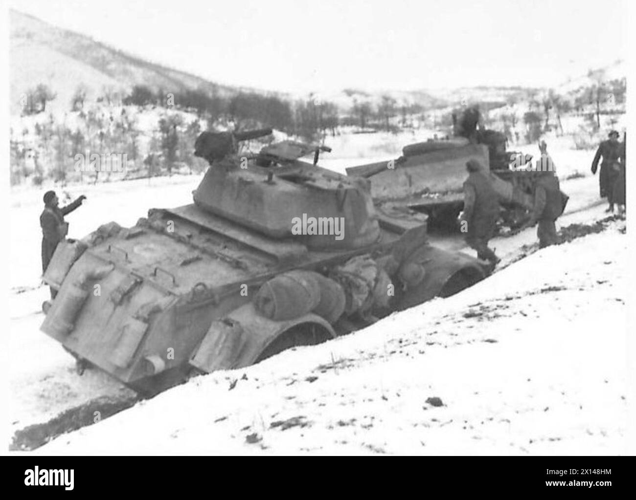 Un bulldozer recupera un'auto corazzata T17E1 Staghound del 15° Poznań Reggimento Lancieri della 5a Divisione Kresowa dopo che è scivolata in un fosso sulla strada Carpinone-Agnone il 25 marzo 1944 nella campagna d'Italia. Foto Stock