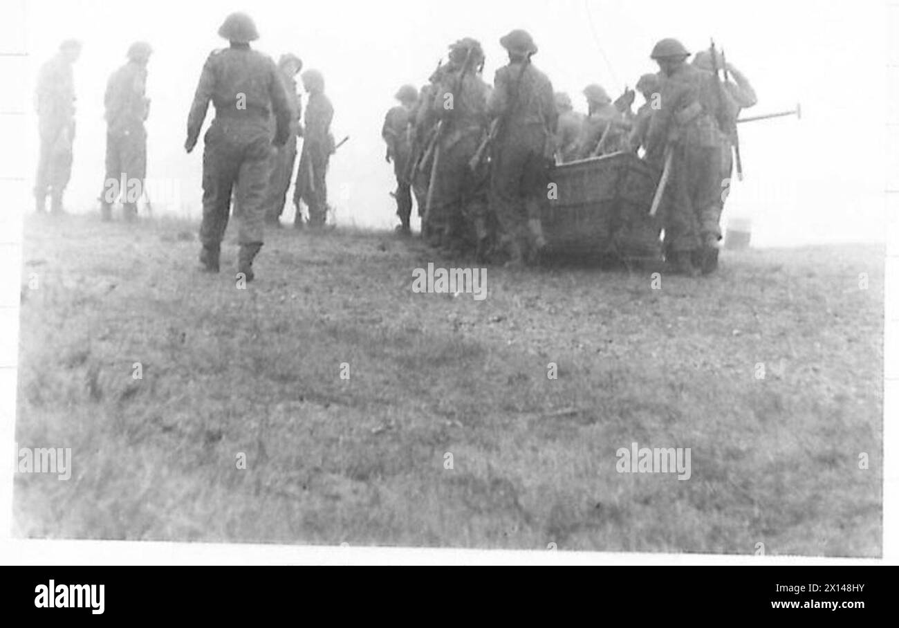La fanteria britannica e i Royal Engineers del 21st Army Group lanciano mezzi d'assalto per attraversare il canale Mosa/Escaut a Lille-St Huberet durante le operazioni di combattimento. Foto Stock