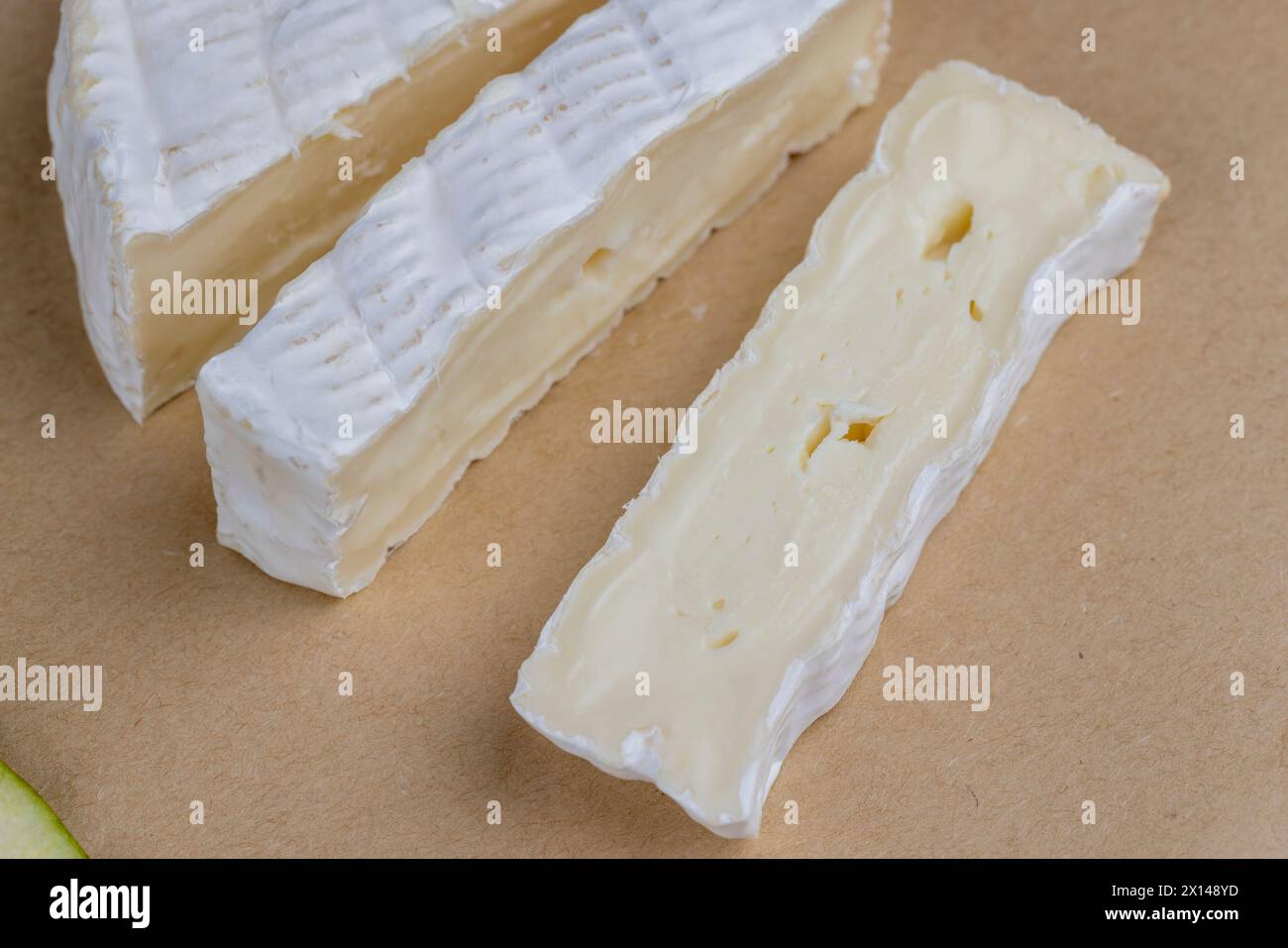 formaggio morbido lavorato con muffa bianca sul tavolo, formaggio bianco a fette con primo piano di muffa Foto Stock