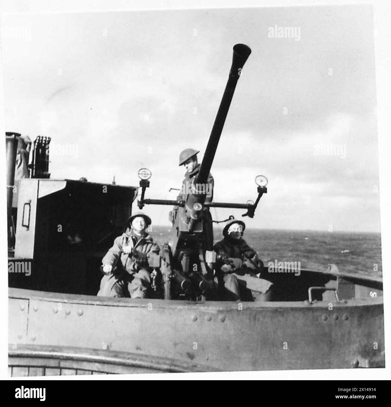 L'OPERAZIONE TORCIA, NOVEMBRE 1942 - cannoni antiaerei equipaggiati con un cannone Bofors da 40 mm a bordo della nave da trasporto olandese SS Dempo sulla strada per il Nord Africa francese, 9 novembre 1942. Notate i cappotti Duffle che indossano la Marina olandese, la Marina reale Foto Stock