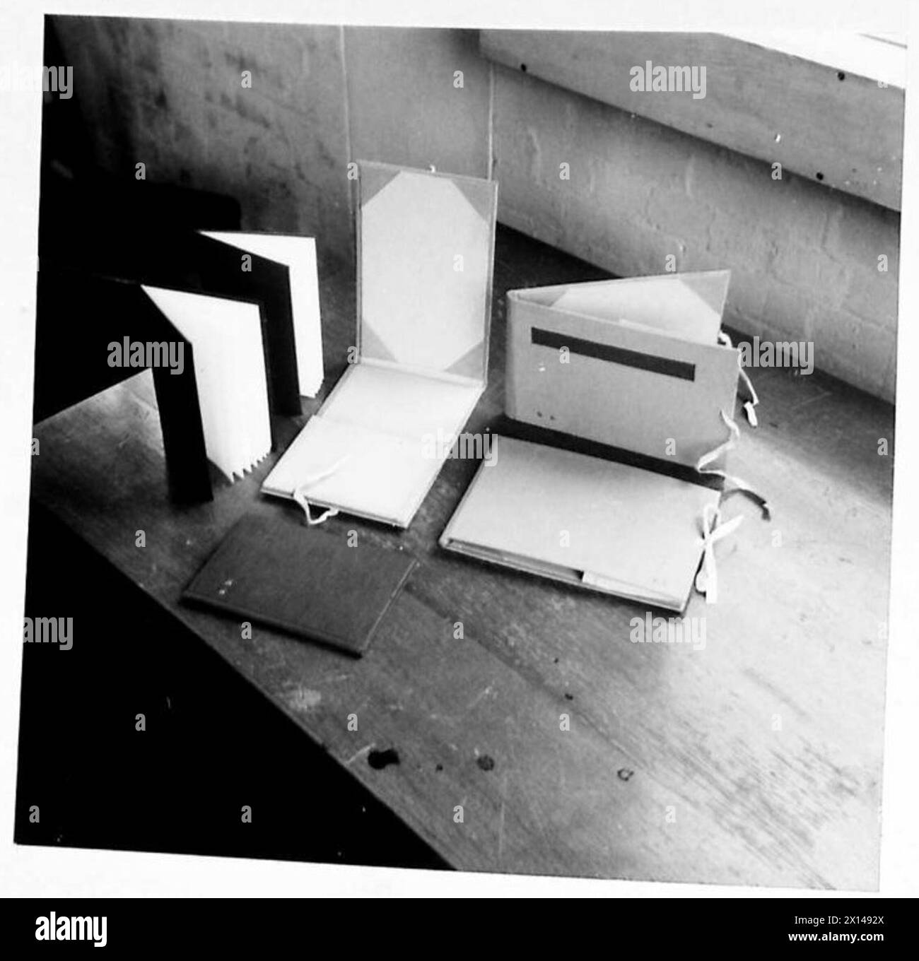 I soldati del comando sudorientale creano oggetti di artigianato in una sessione educativa organizzata dall'ufficiale dell'istruzione al New Technical College di Guildford. Foto Stock