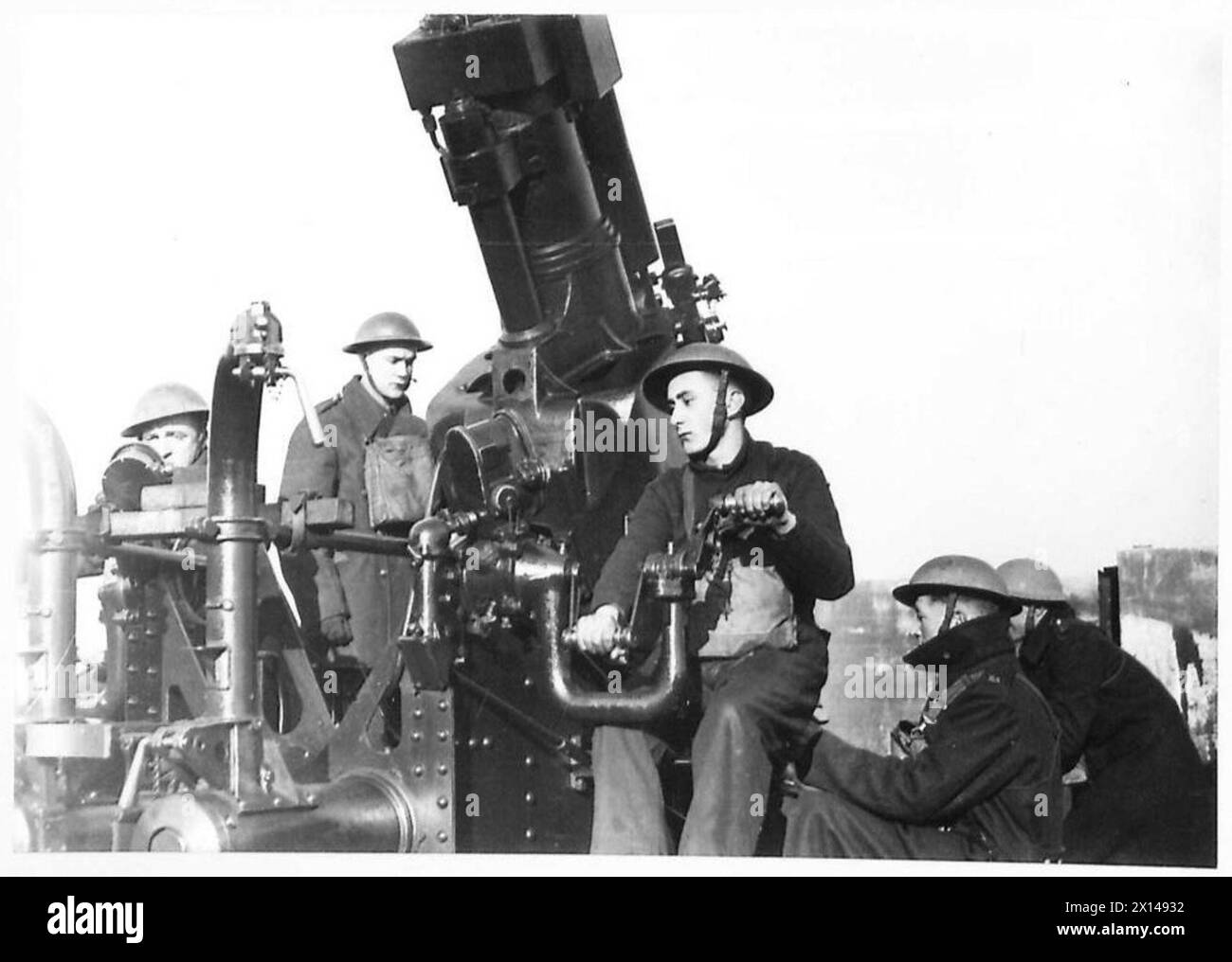 Gli equipaggi di cannoni antiaerei operano in una stazione di cannoni a Chatham, British Army. Foto Stock