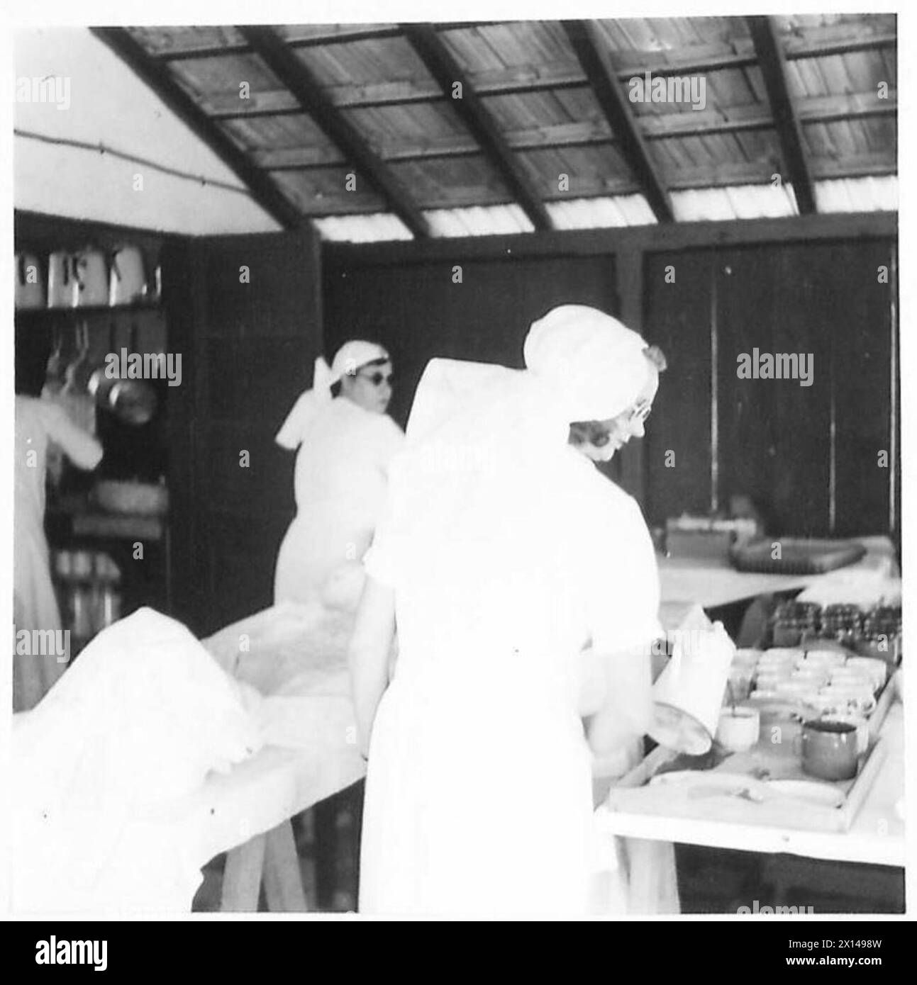 Una mensa della banchina dell'esercito britannico serve centinaia di tazze di tè ogni giorno e ogni sera, con lavoratori volontari che li riempiono per il personale. Foto Stock