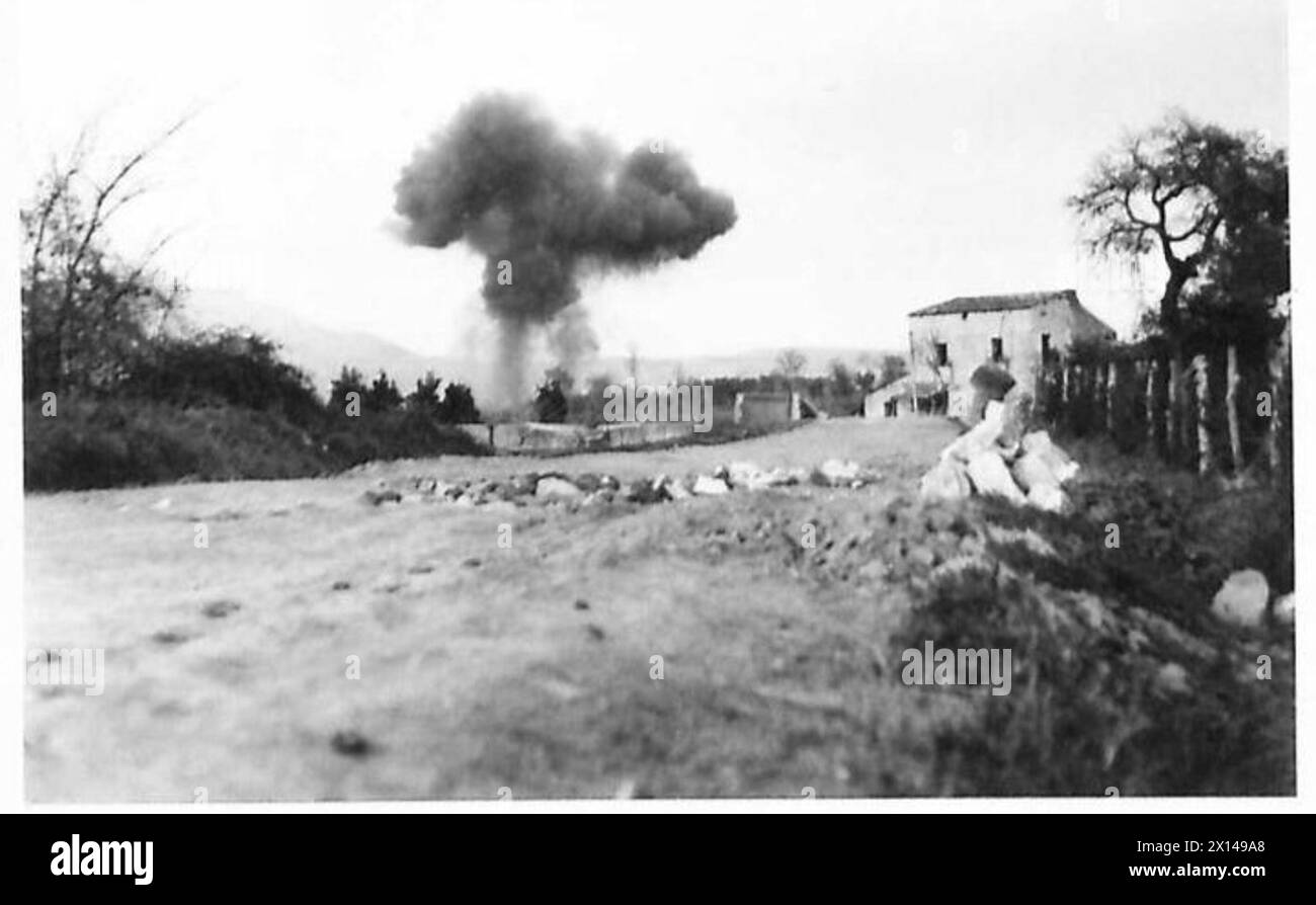 Le bombe esplodono alla periferia di Castrese, tre miglia a sud del fiume Garigliano, durante un raid nemico mentre le unità della Quinta Armata britannica operano nell'area. Foto Stock