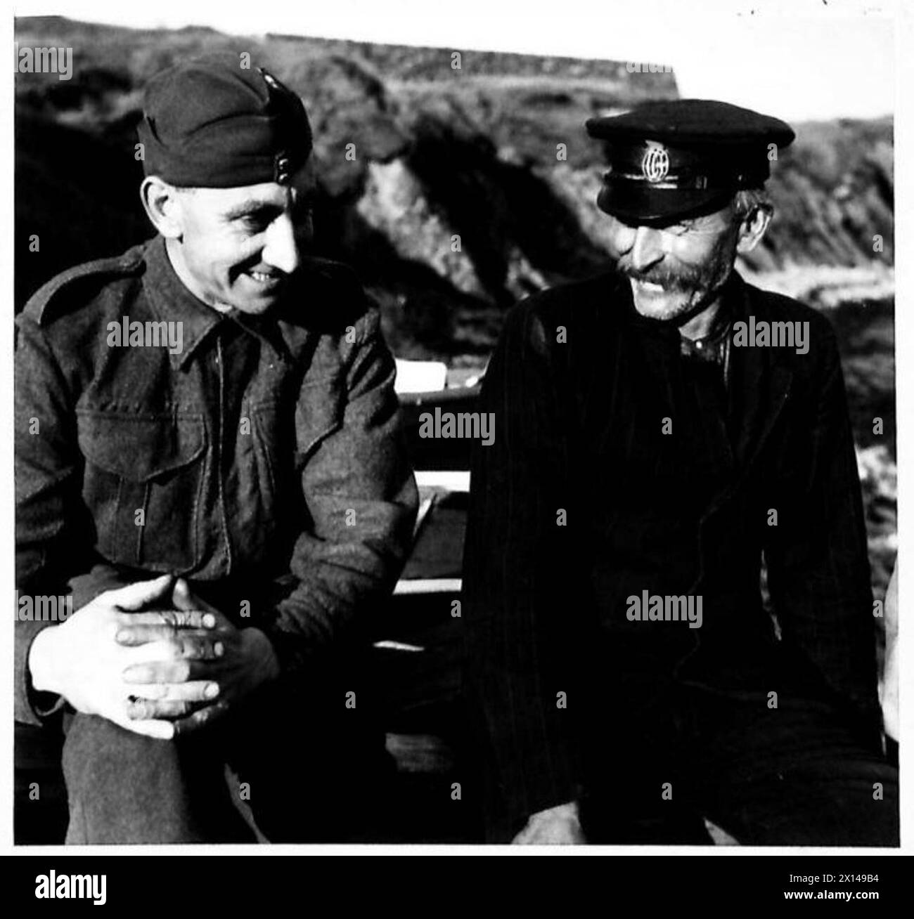 "Field George", noto esperto di uccelli e pescatore dell'isola, converte con un cannoniere antiaereo sull'isola durante le operazioni dell'esercito britannico. Foto Stock