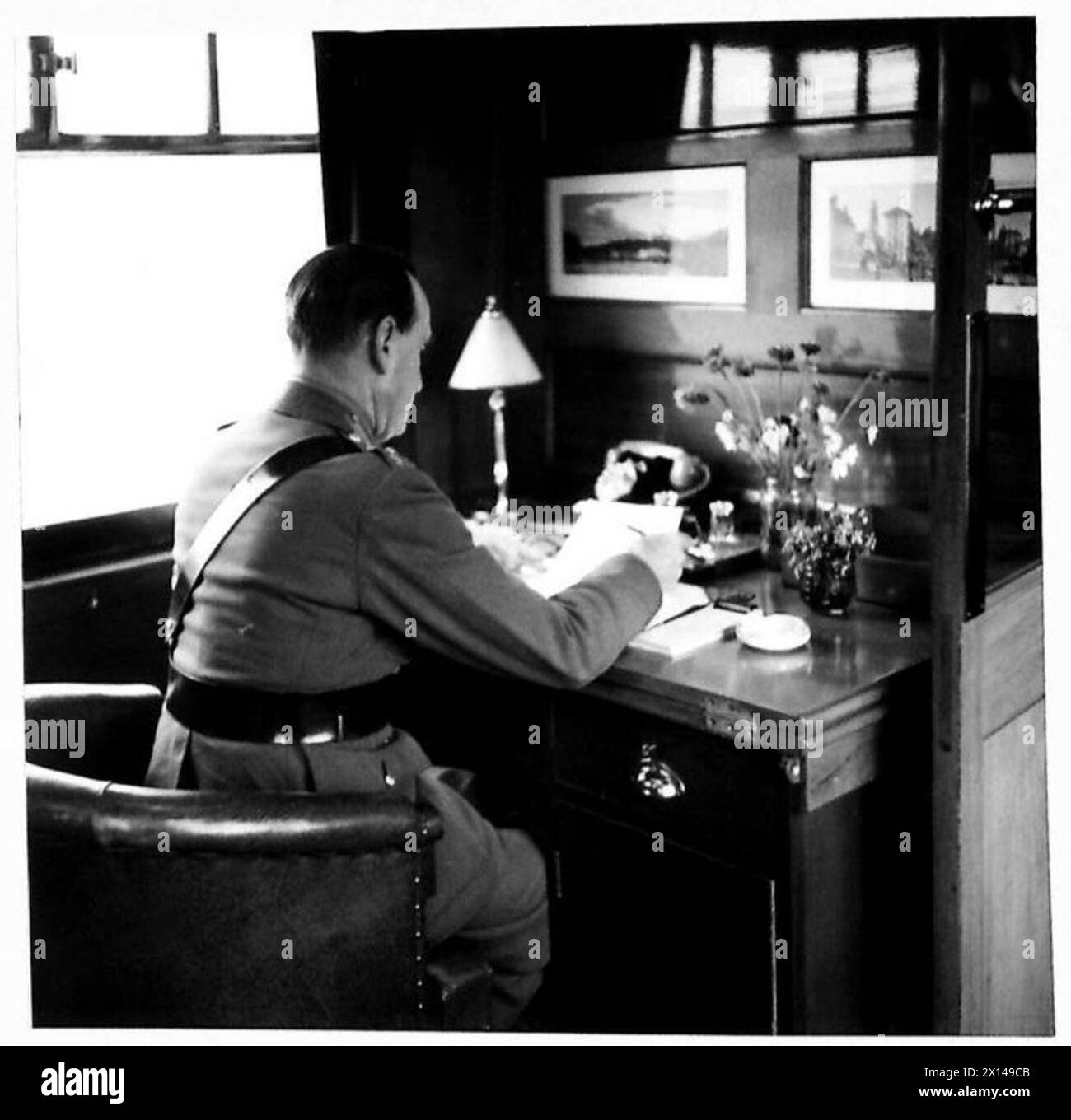 Il comandante in capo lavora alla sua scrivania su un treno speciale, utilizzando un telefono per mantenere le comunicazioni durante le fermate. Foto Stock