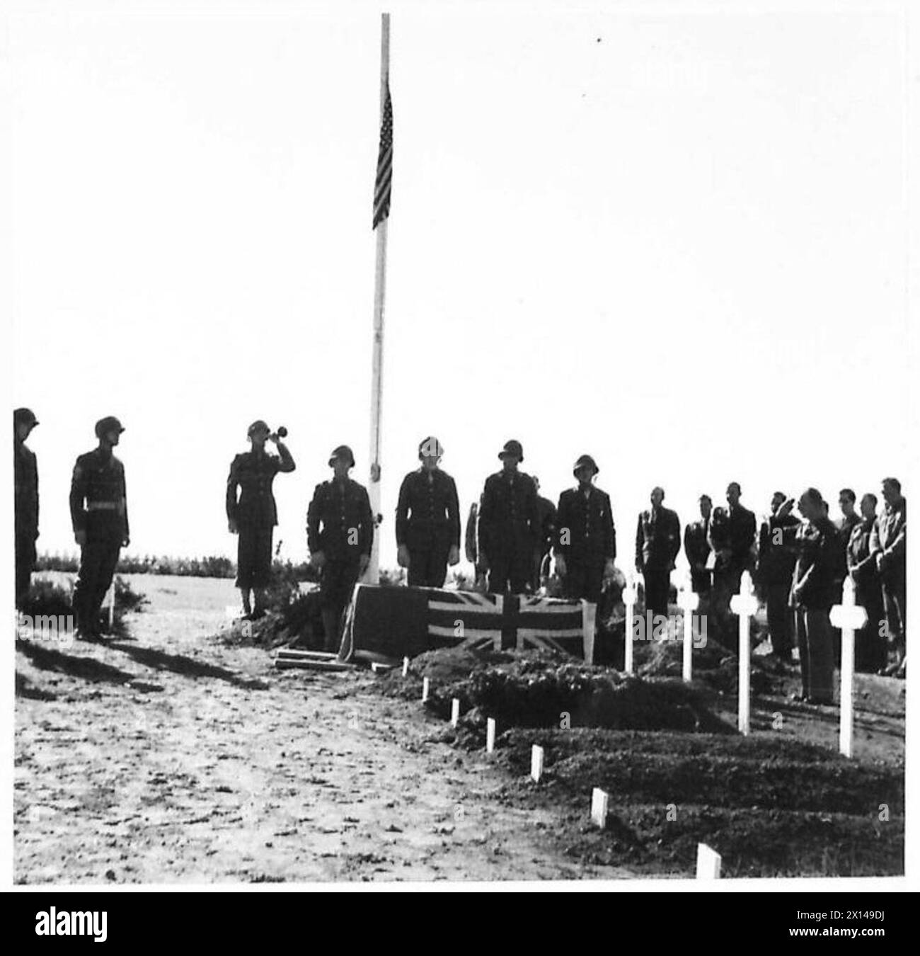 La Guardia d'Onore DEGLI STATI UNITI suona The Last Post in un cimitero il 26 gennaio 1943 durante la campagna di Tunisia; un incidente aereo nei pressi di Larache, Marocco spagnolo, provocò la morte del corrispondente canadese Edouard Beaudry, che fu sepolto in un cimitero di guerra americano a Port Lyautey. Foto Stock