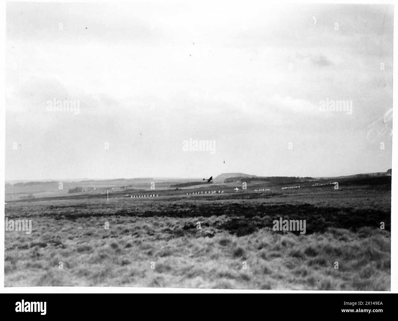 Un aereo da combattimento conduce una dimostrazione di attacco a basso volo durante le esercitazioni aeree dell'esercito britannico. Foto Stock