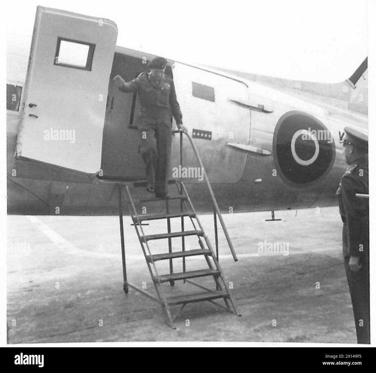 Il feldmaresciallo Montgomery arrivò all'aeroporto di Evere, Bruxelles, per una visita di due giorni che rappresentava la leadership e il coordinamento dell'esercito britannico nella regione. Foto Stock