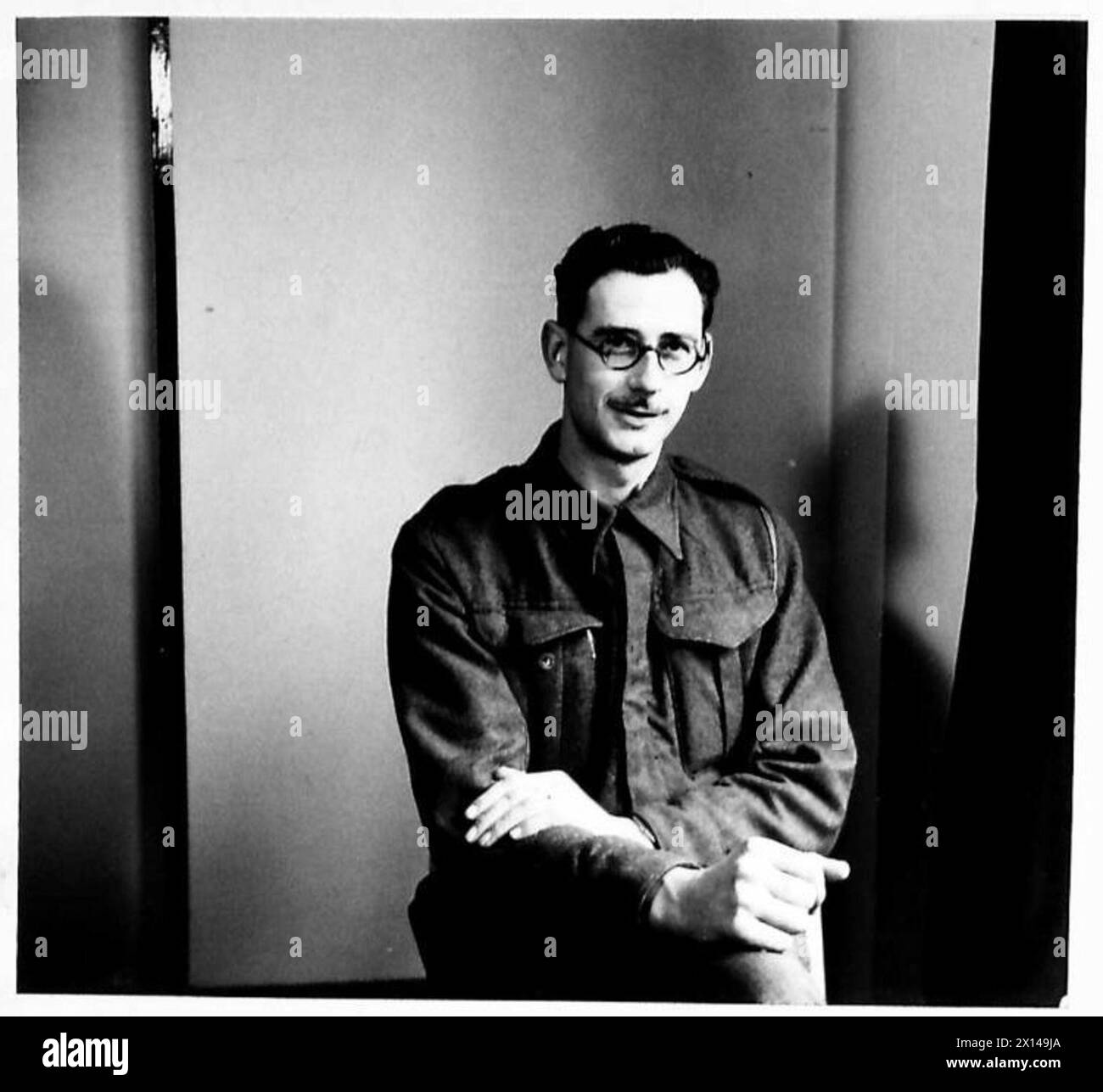 Il Private J.R. Herbert, numero di servizio 13.066.101, è raffigurato come un membro della British Army Film and Photographic Unit. Foto Stock