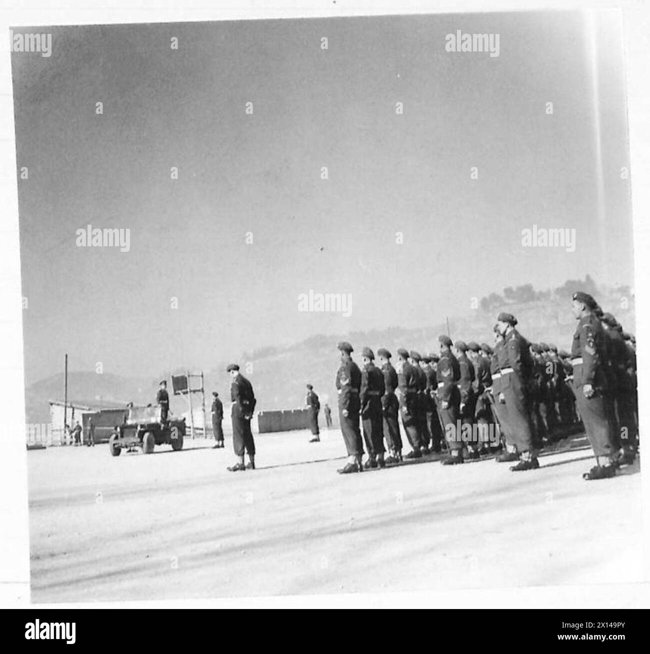 Il brigadiere Erskine saluta il battaglione Grenadier Guards mentre si trova sulla sua jeep, British Army. Foto Stock