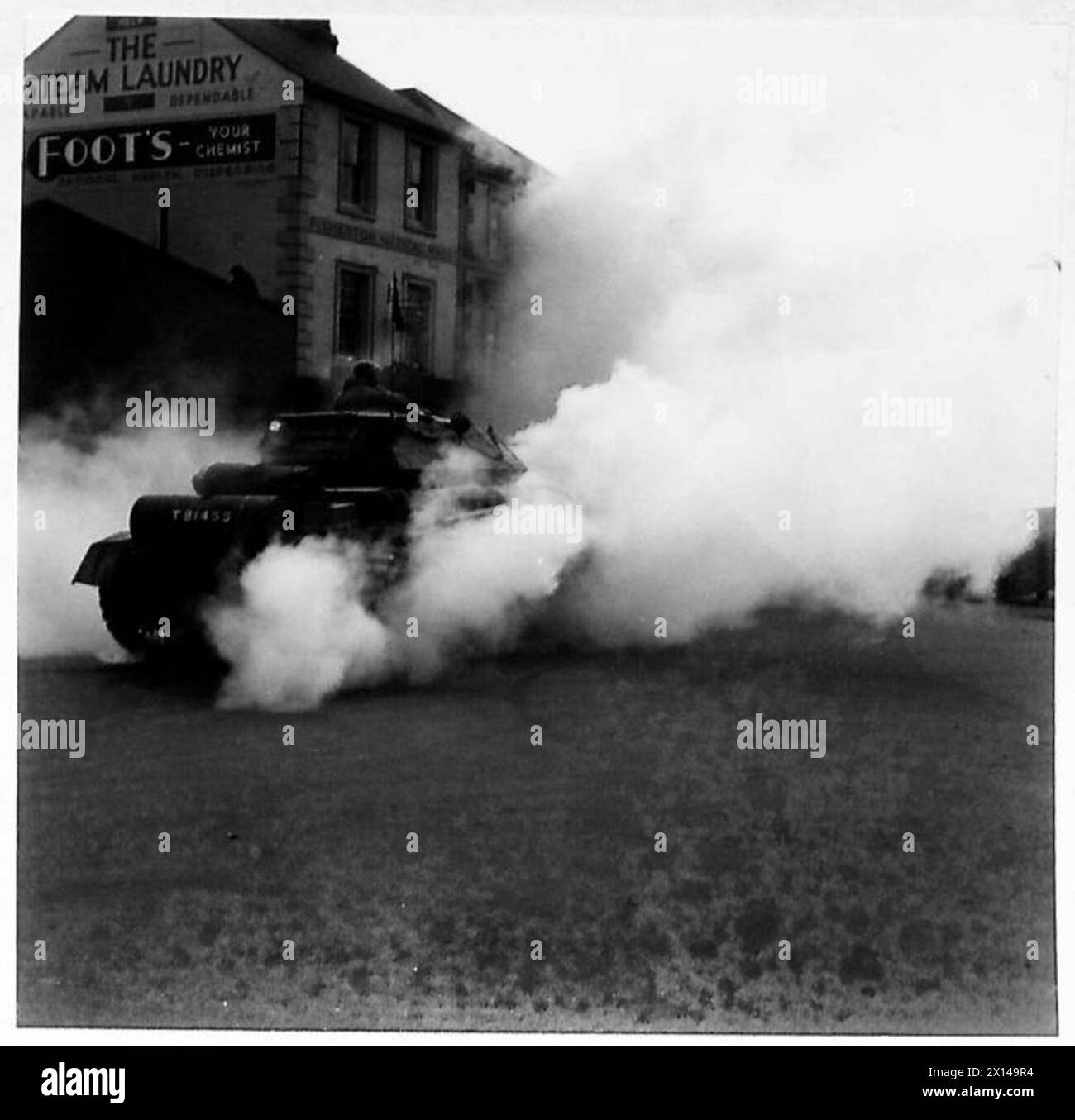 Un carro armato manovra attraverso una cortina di fumo pesante durante un'esercitazione di invasione su larga scala nel Southern Command, British Army. Foto Stock