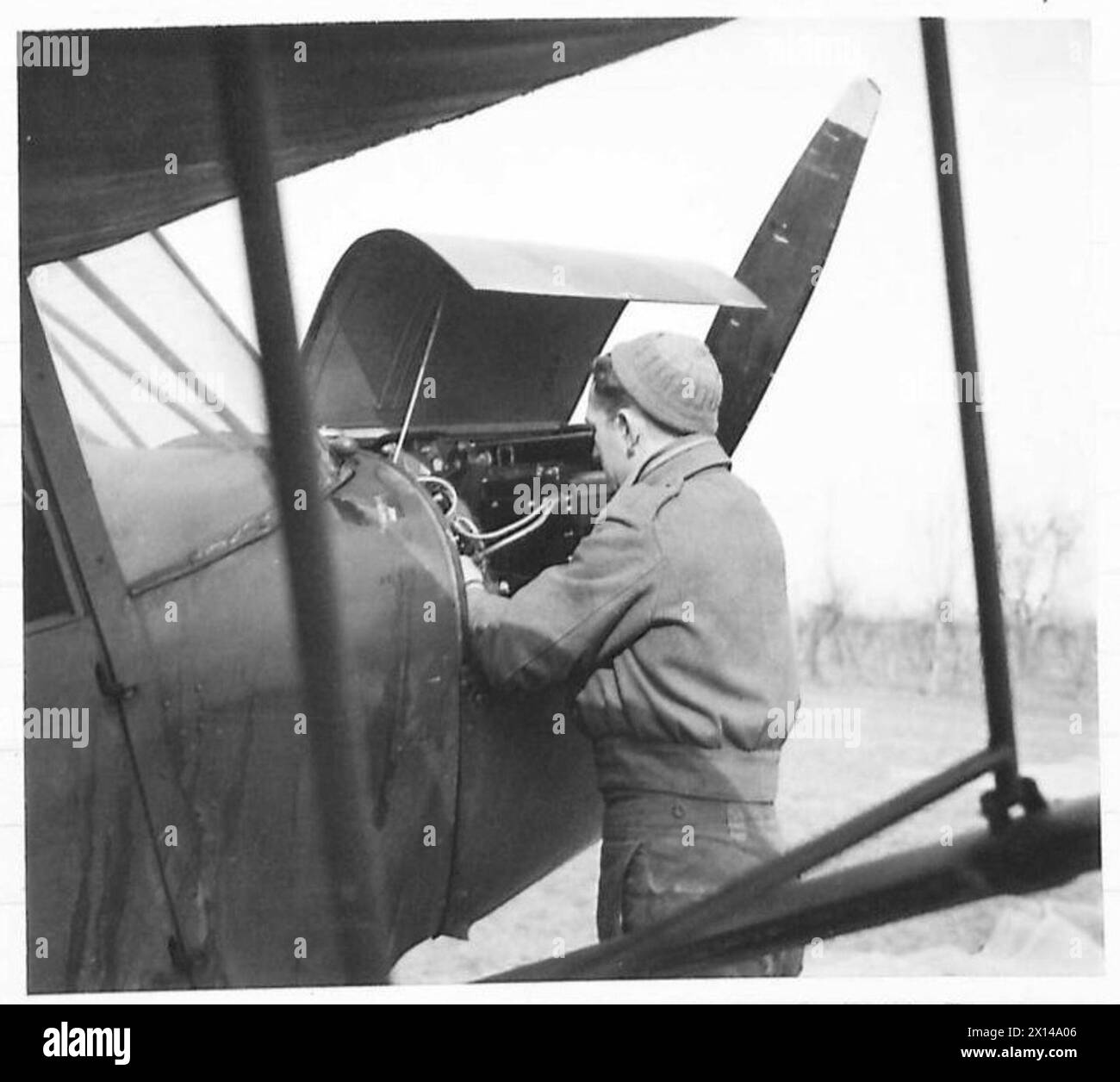 Un meccanico di un A.O.P. Squadron dell'8th Army che effettua un controllo finale di un motore di un aereo prima di un volo operativo. Foto Stock