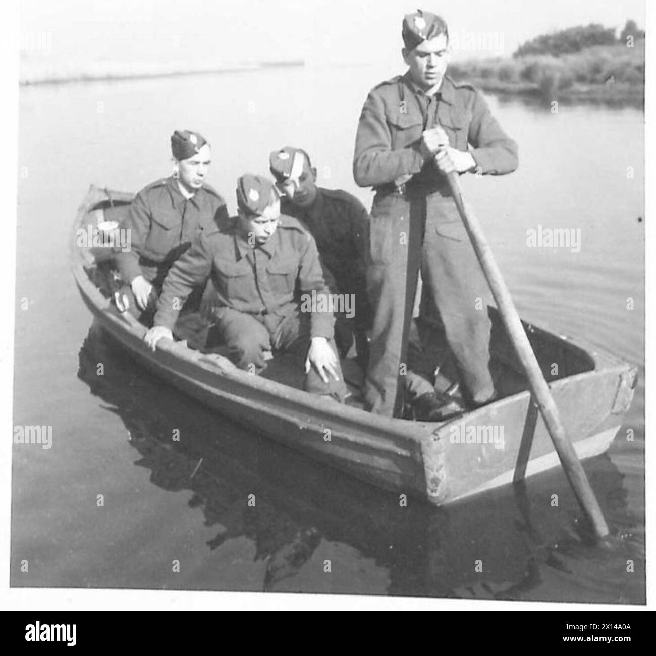 "JACK TAR ATKINS" - tecnica barca a file. Tuffati nelle calme acque del porto dell'esercito britannico Foto Stock