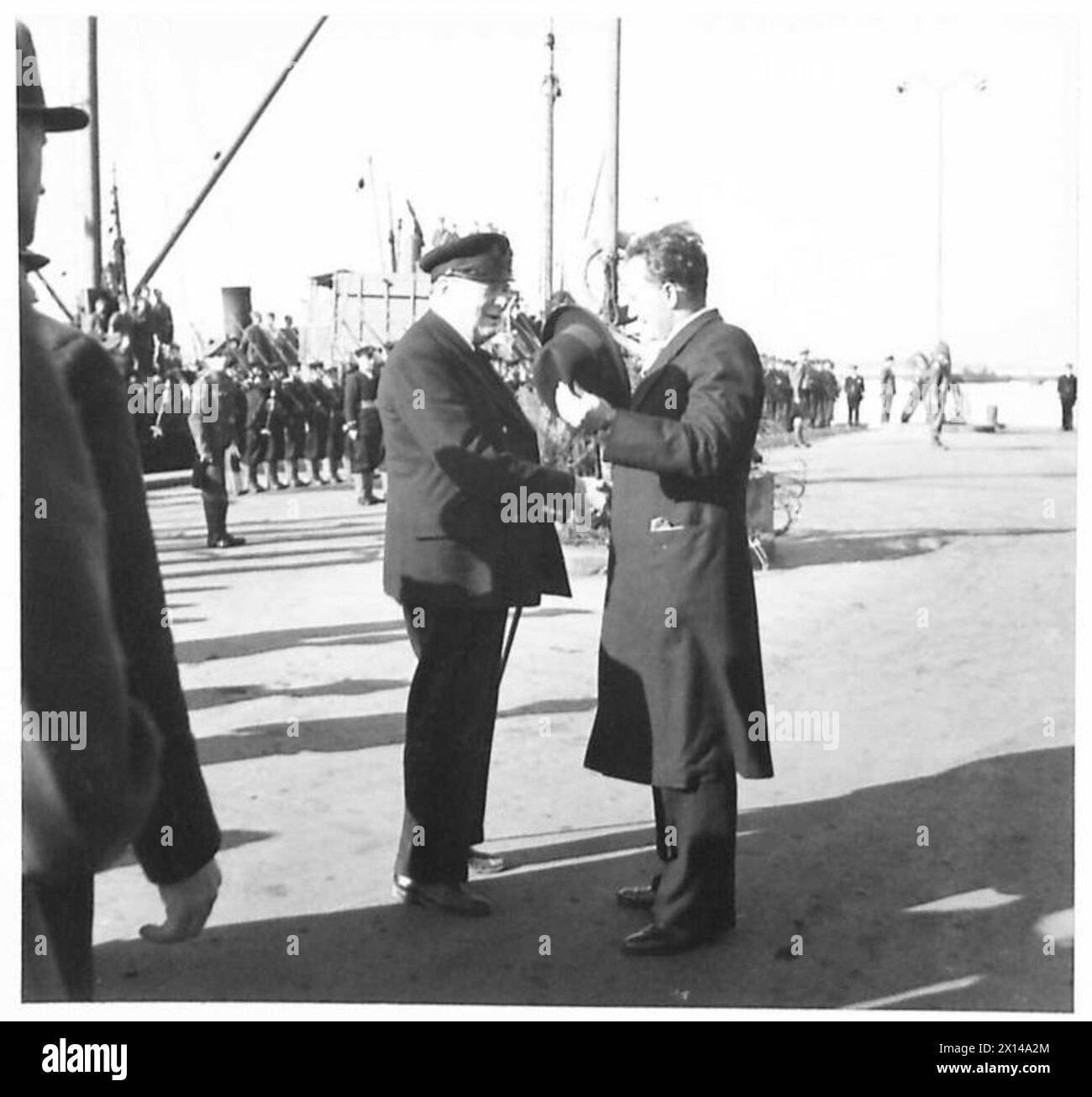 Il primo ministro britannico saluta il primo ministro islandese Hermann Jonasson a Reykjavik, durante una visita ufficiale. Foto Stock