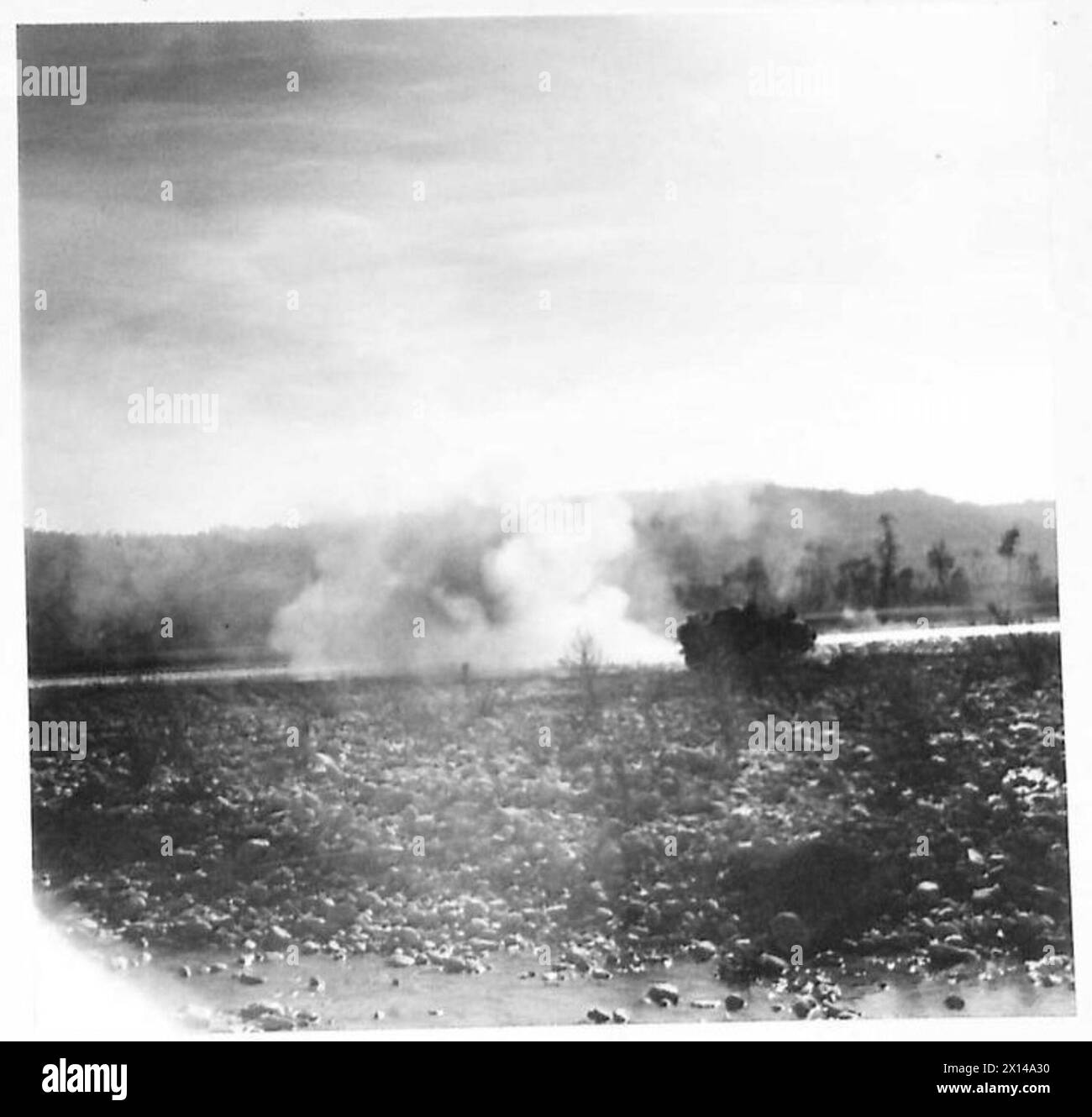 I carri Sherman del 44 R.T.R. e le portaerei del 1st Frontier Regiment, Indian Division, operano nell'area del fiume Sangro durante il fuoco di un mortaio, in Italia, sotto l'ottava Armata. Foto Stock