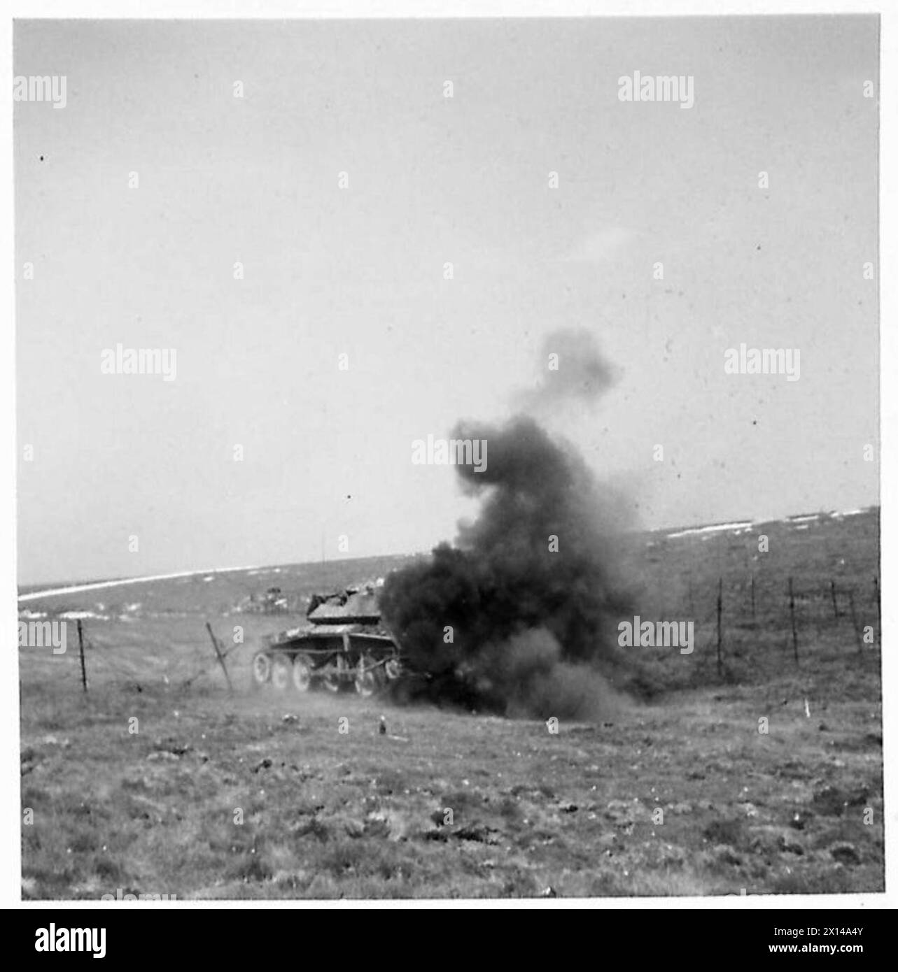 Un carro armato Covenanter si muove attraverso un campo minato del villaggio del Sussex, innescando mine anticarro, il 24 giugno 1942, British Army. Foto Stock