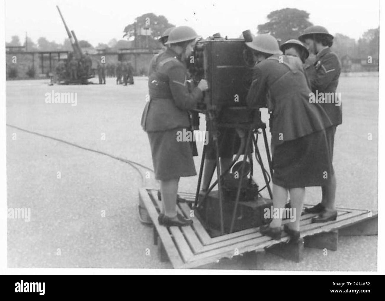 I membri del servizio territoriale ausiliario ricevono istruzioni sull'utilizzo di un predittore per la difesa antiaerea. Foto Stock