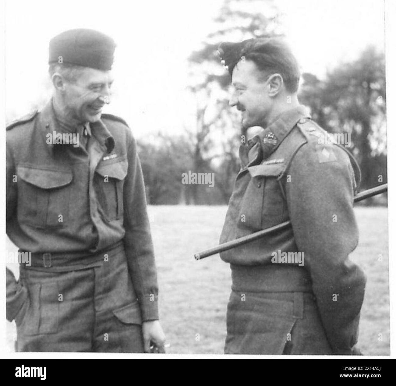 CON LE FORZE BRITANNICHE IN IRLANDA DEL NORD - Lieut-Colonel W.A.R. Ames (a sinistra) della Oxford and Bucks Light Infantry e Lieut-Colonel N.P.Smith, OBE, del Royal Berkshire Regiment British Army Foto Stock