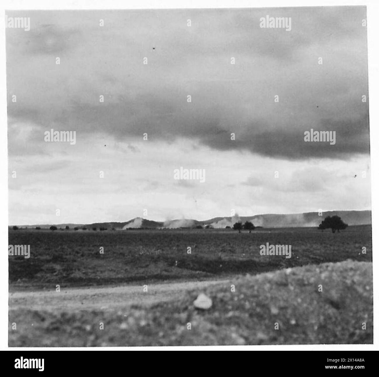 Le batterie della Royal Artillery sono sotto il fuoco tedesco nei pressi di Bou Arada il 18 gennaio 1943. Il V corpo britannico a Green Hill respinse carri armati e fanteria da due Tree Hill; 17 carri tedeschi distrutti, aerei Messerschmitt e Junkers abbattuti, alcune vittime e incendi di veicoli. Foto Stock