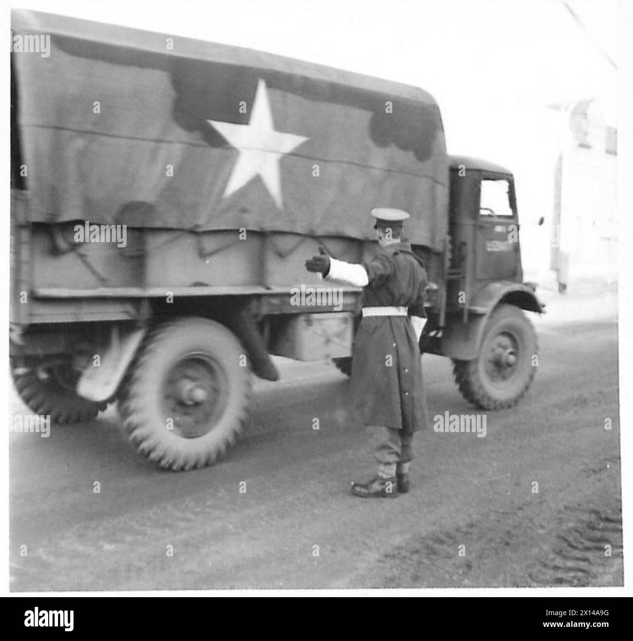 STEIN CORPS OF MILITARY POLICE AT WORK - L/Cpl Hannag on Point Duty L/Cpl A. Hannah: Married. Vive a Elrig Village, Port William, Wigtownshire. Un taglialegna prima della guerra. Si arruolò nell'esercito nel settembre 1939 e sbarcò in Francia D/15. Hobby - Football British Army, 21st Army Group Foto Stock