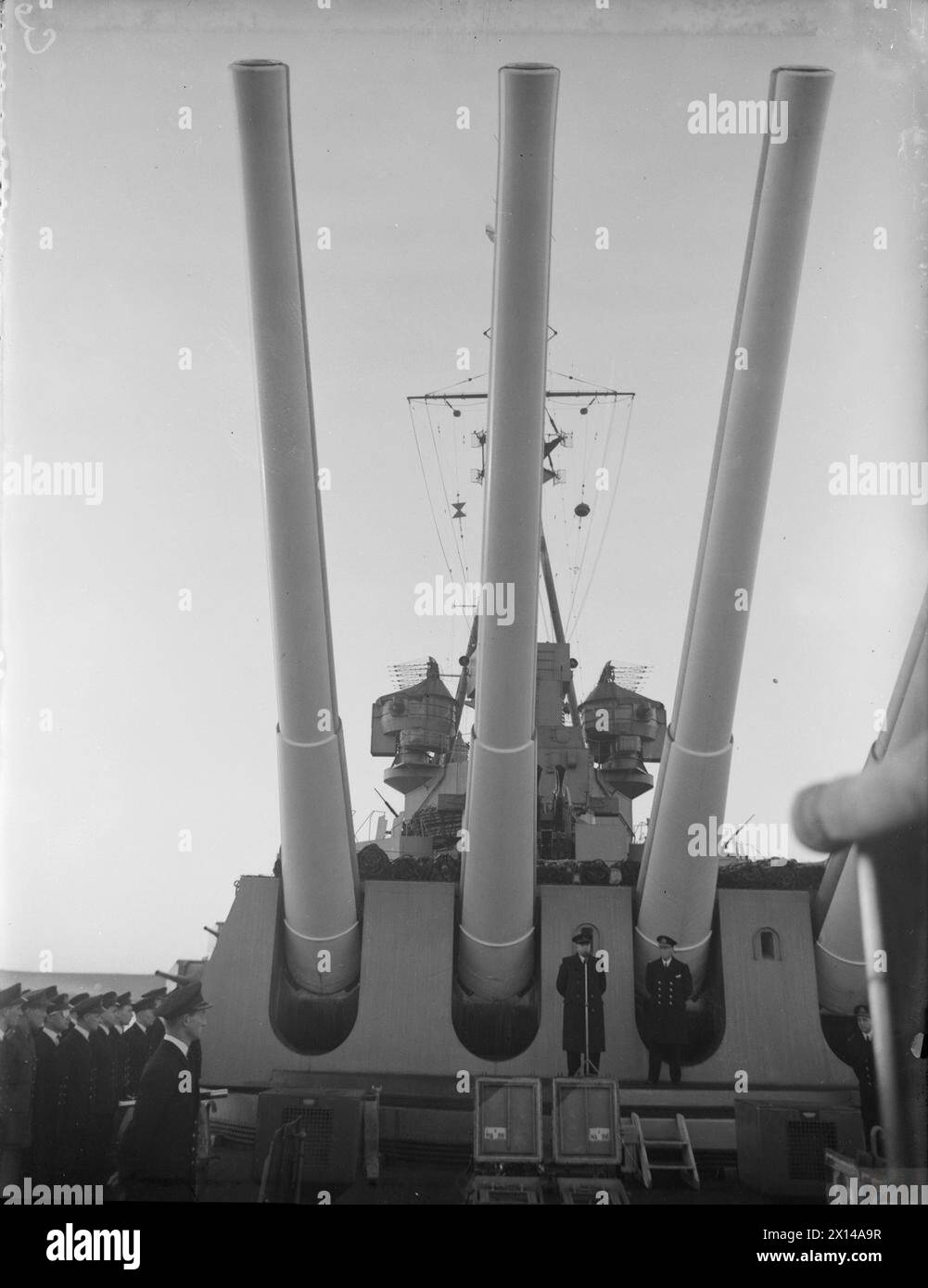 Il primo Lord dell'Ammiragliato, Mr. A.V. Alexander, si rivolge all'equipaggio della HMS King George V a Scapa Flow il 15 gennaio 1943, accompagnato dall'ammiraglio Sir John Tovey, durante la sua visita alla Home Fleet. Foto Stock